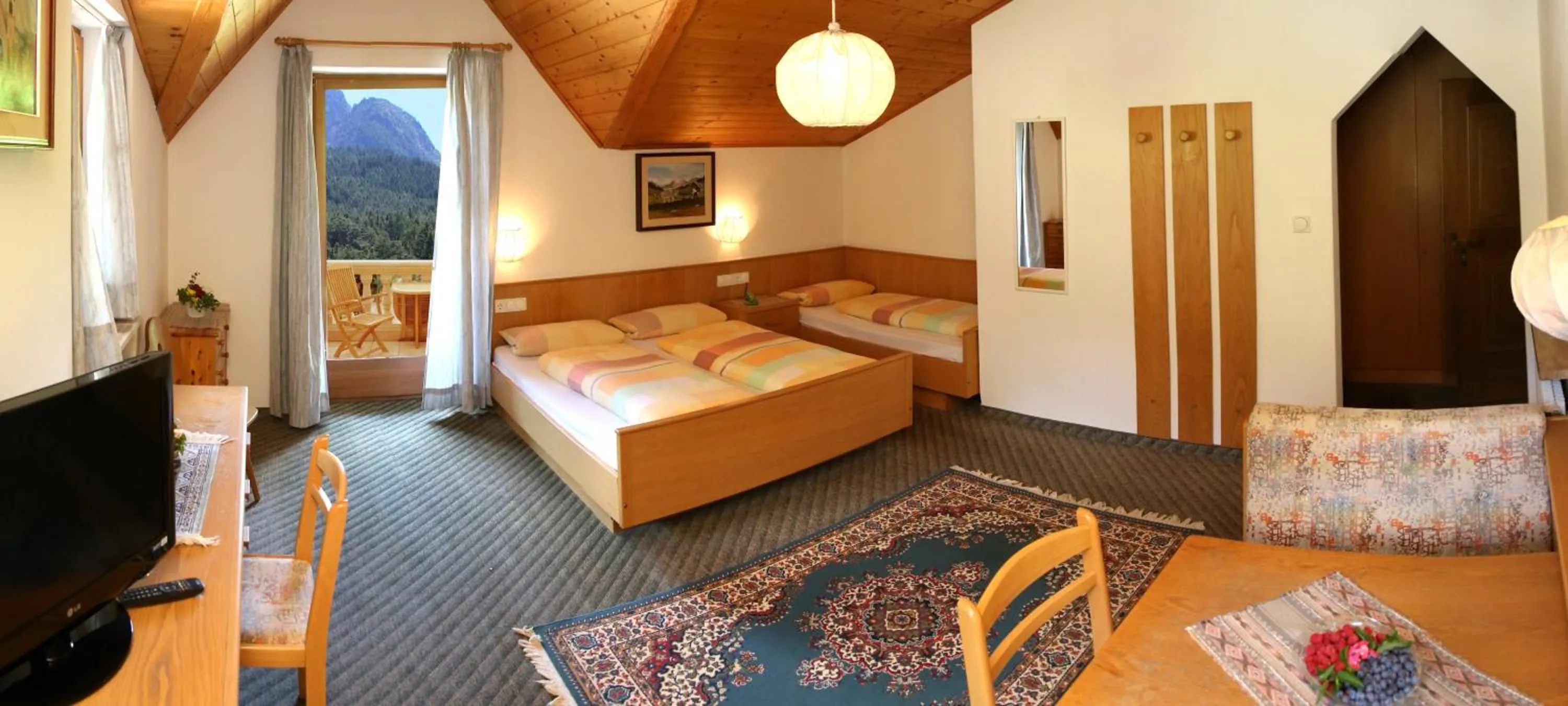 Property building, Bed in Gasthof zum Schlern