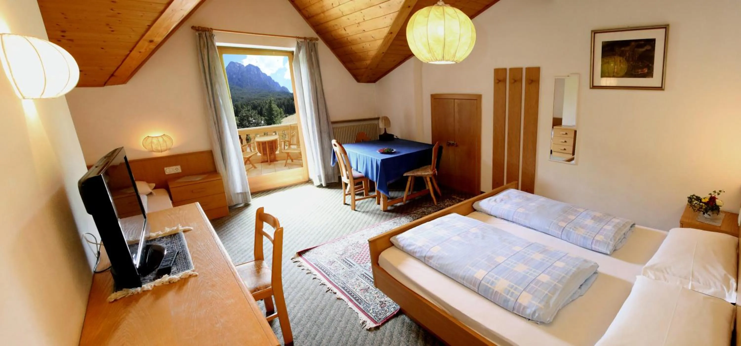 Property building, Bed in Gasthof zum Schlern