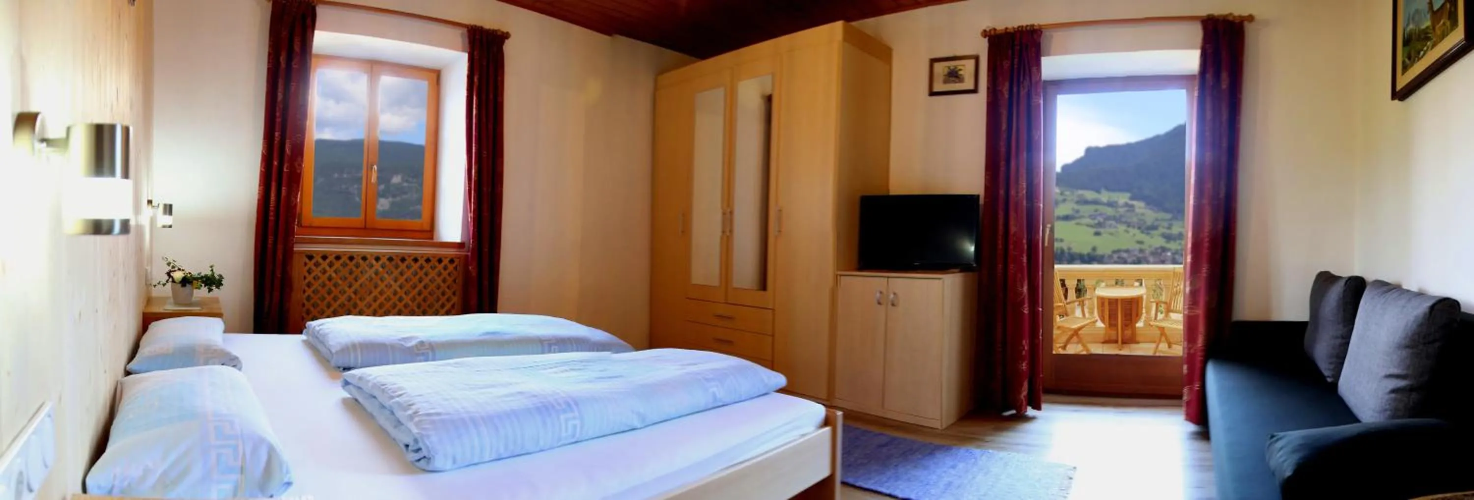 Property building, Bed in Gasthof zum Schlern