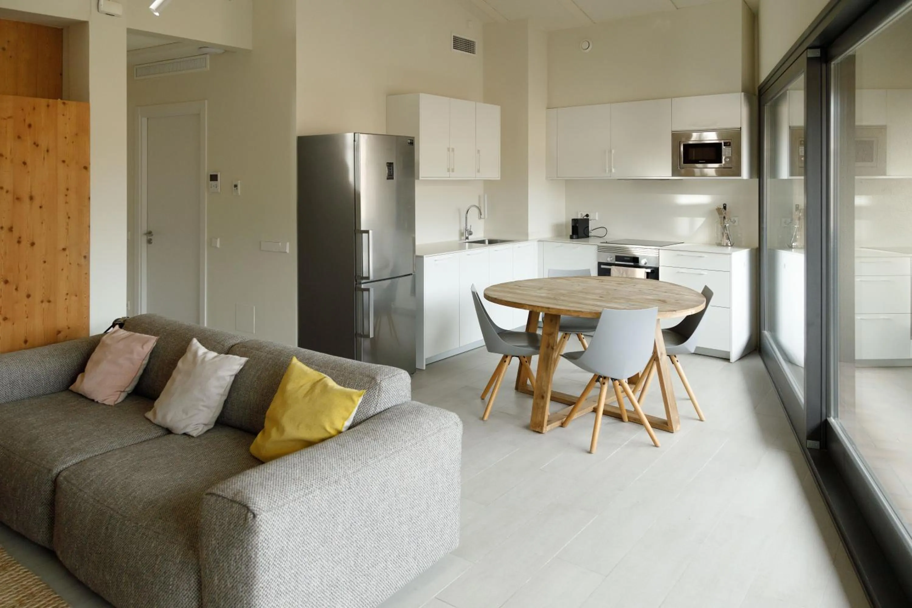 Living room in La Comuna by Bon Dia Residences