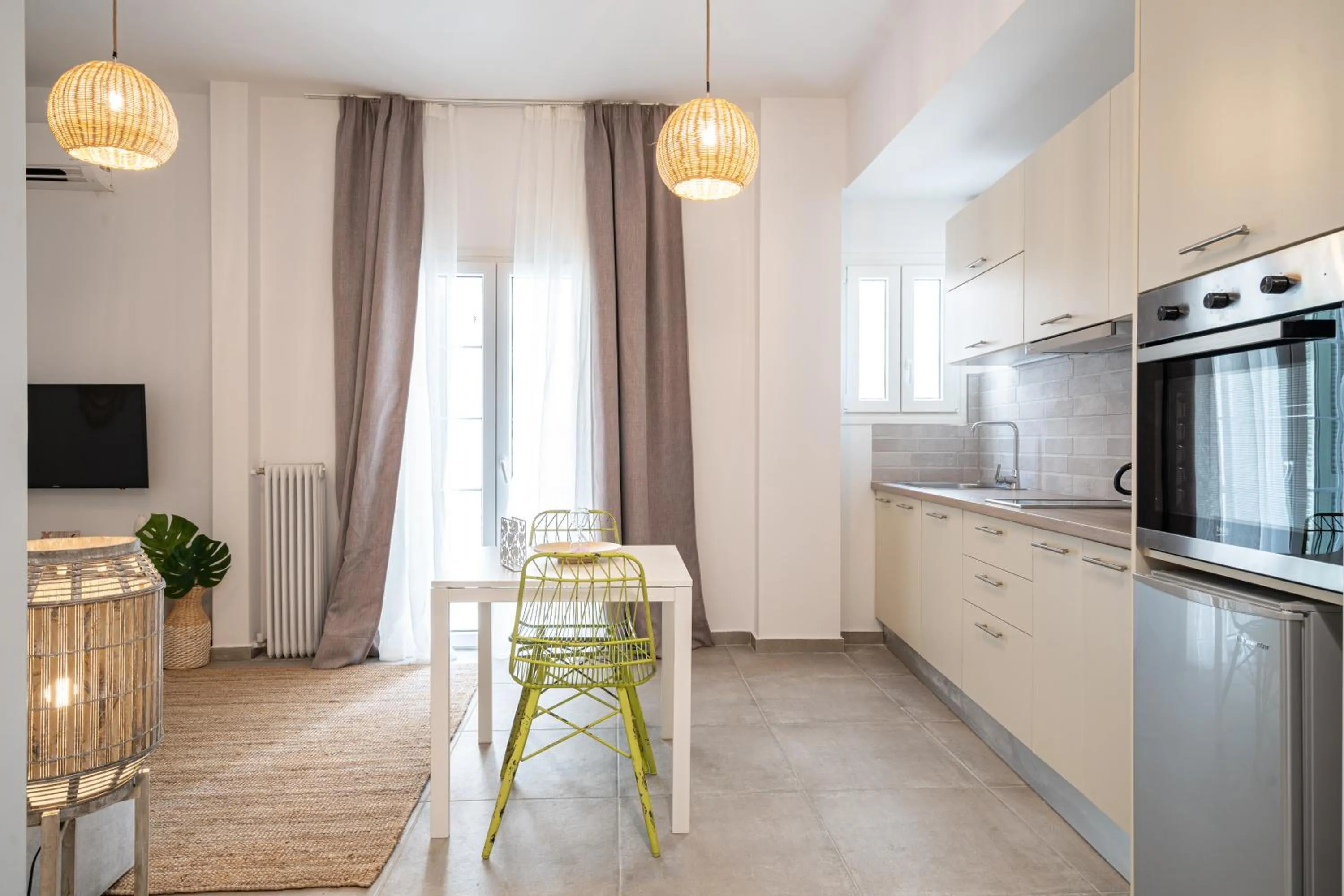 TV and multimedia in Athens Gift, only 300m from Acropolis Museum