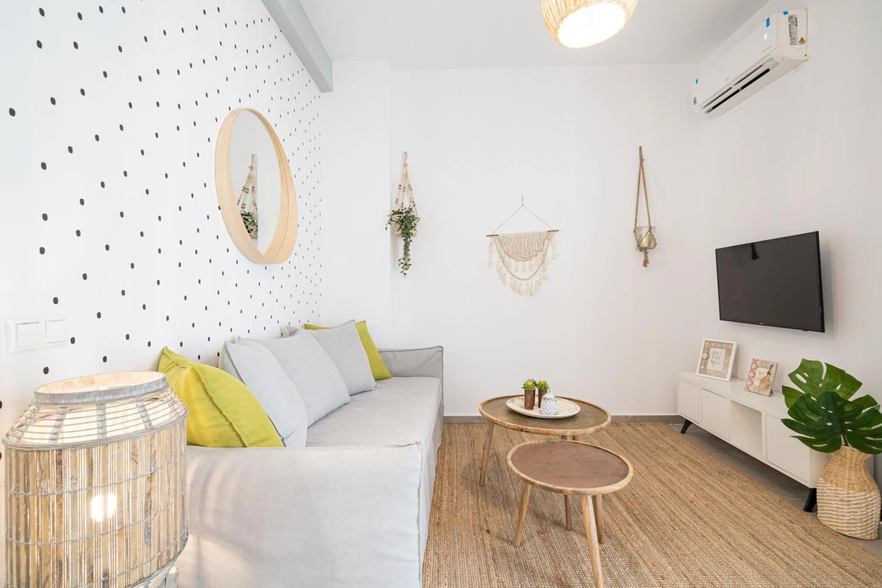 TV and multimedia in Athens Gift, only 300m from Acropolis Museum