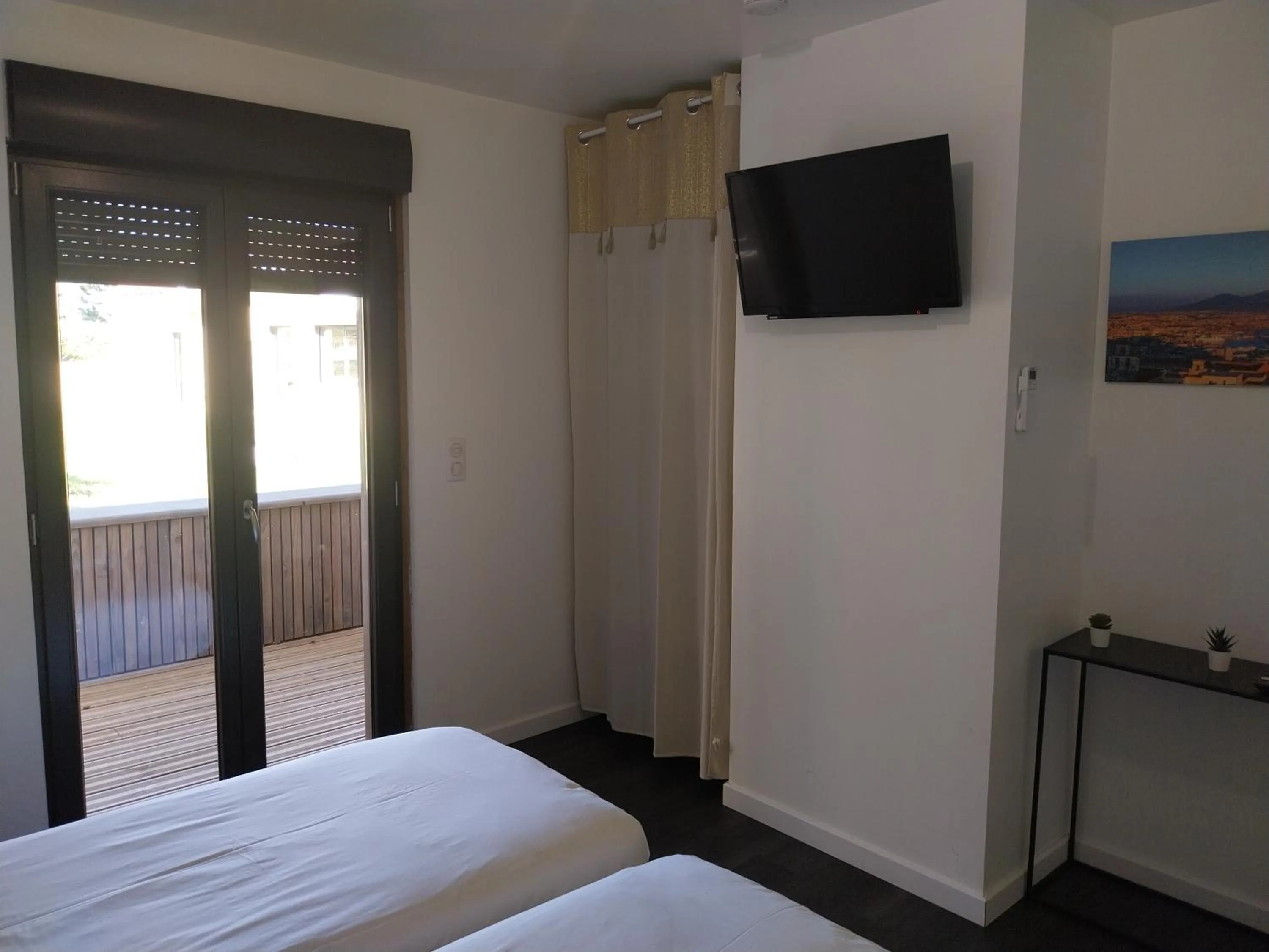 Bed in Logis Hôtel Restaurant Cruzel