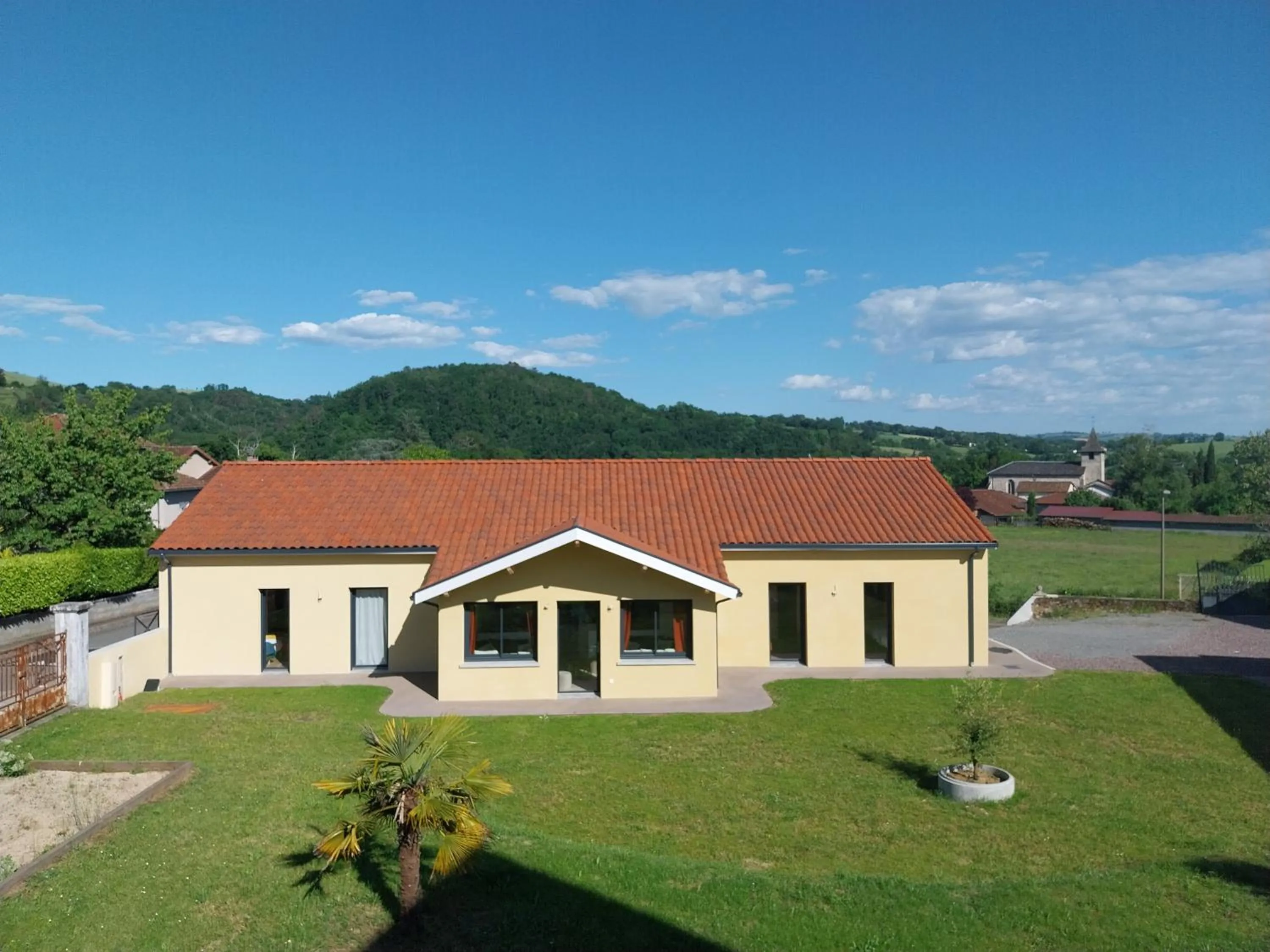 Property building in Logis Hôtel Restaurant Cruzel