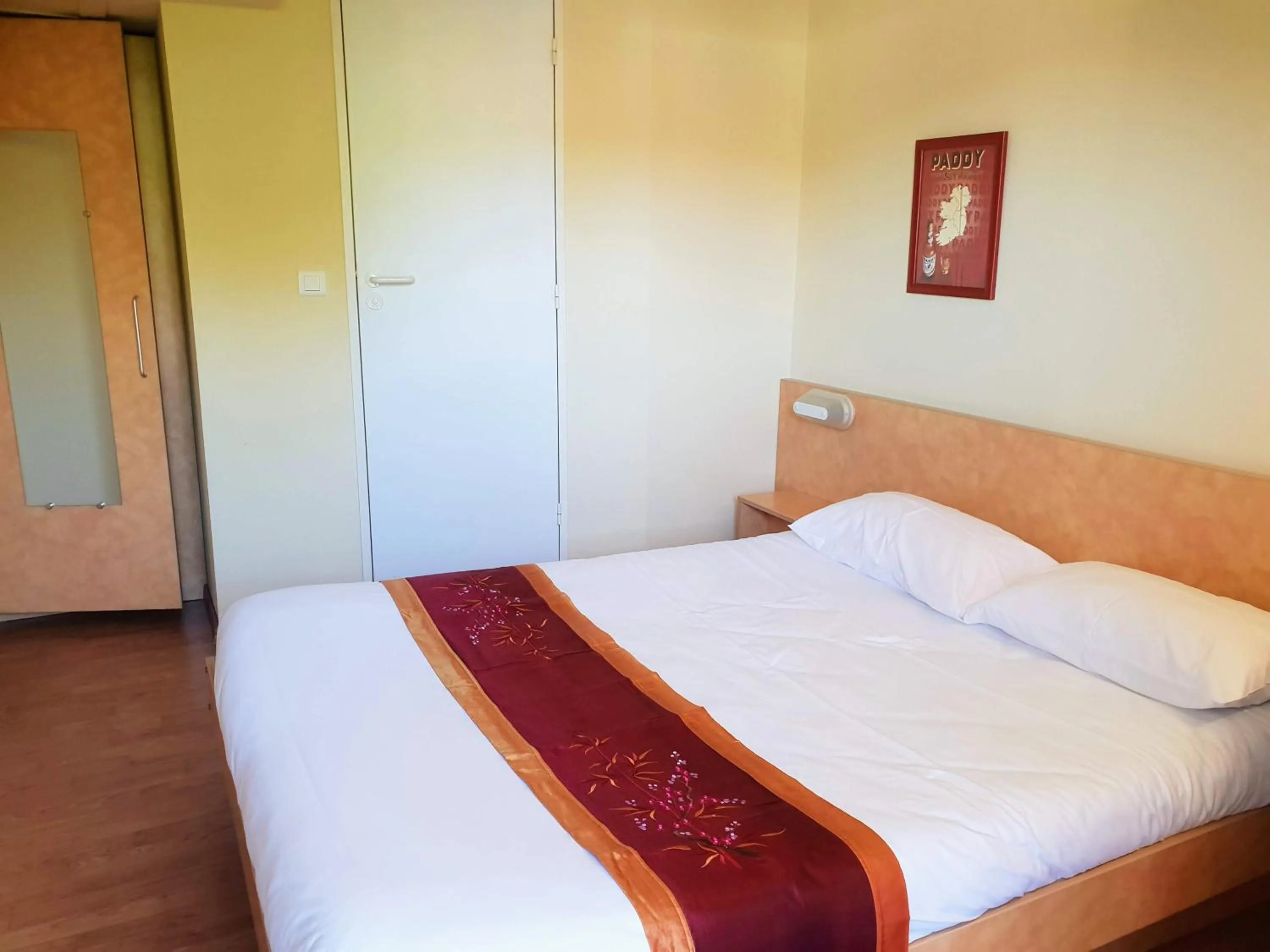 Bedroom, Bed in Logis Hôtel Restaurant Cruzel