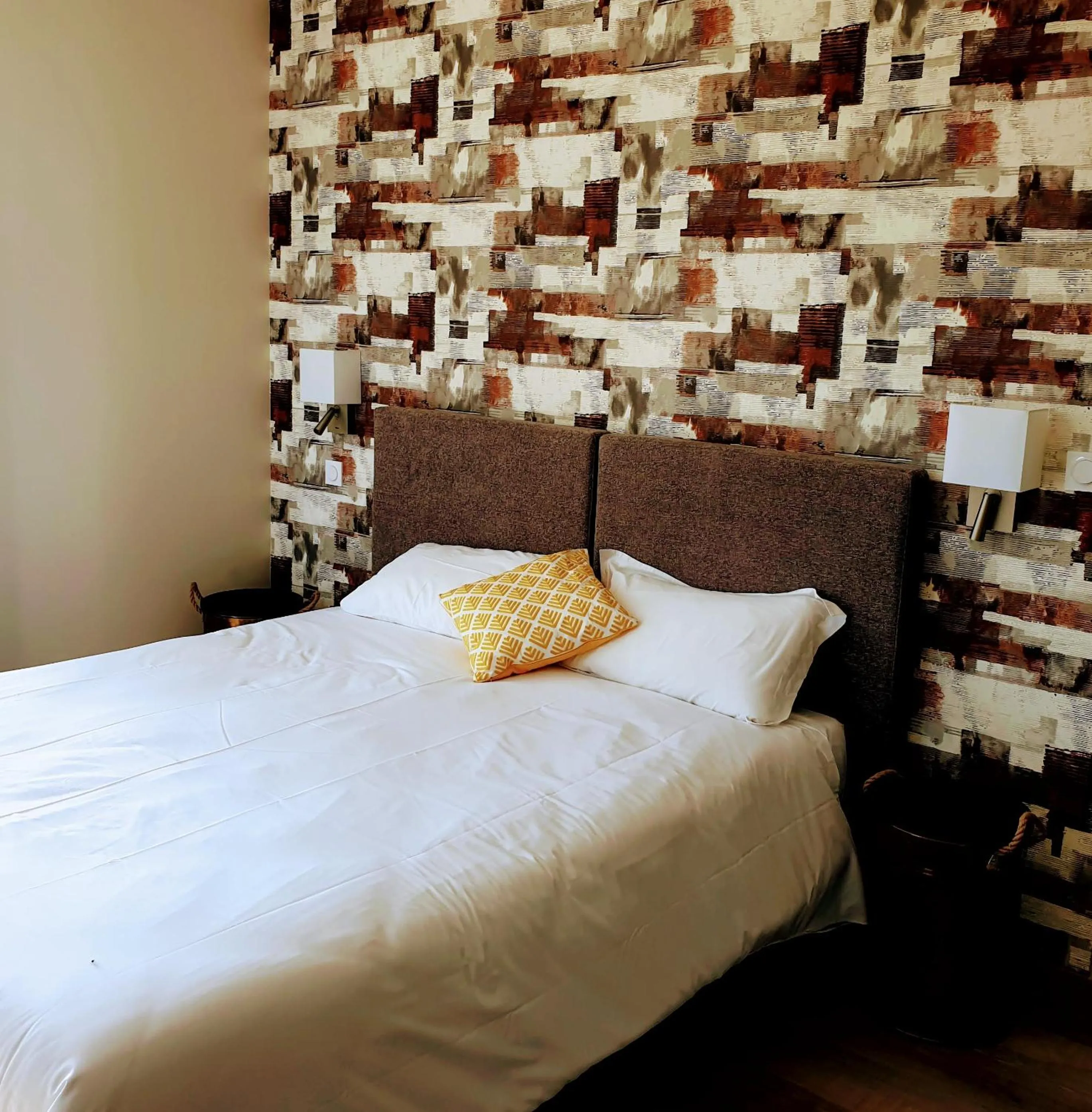 Bed in Logis Hôtel Restaurant Cruzel