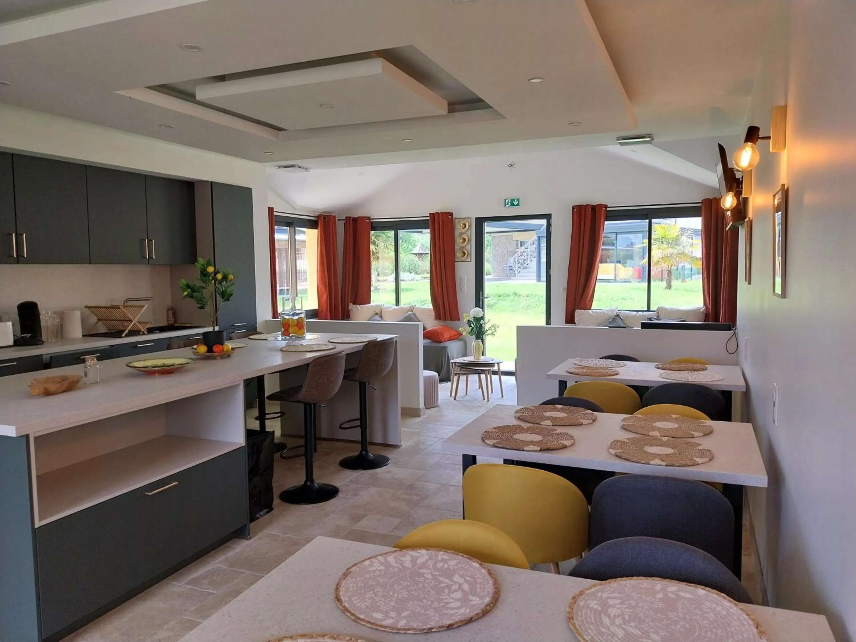 Communal lounge/ TV room in Logis Hôtel Restaurant Cruzel