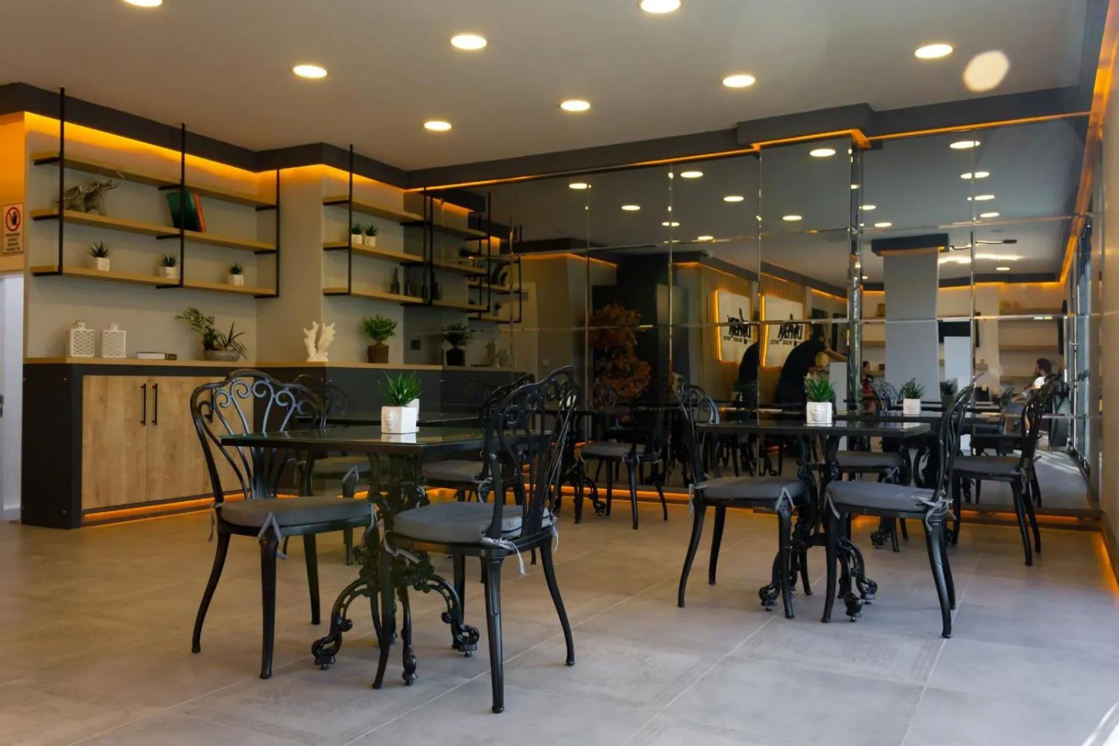 Restaurant/places to eat in L'opera Deluxe Hotel