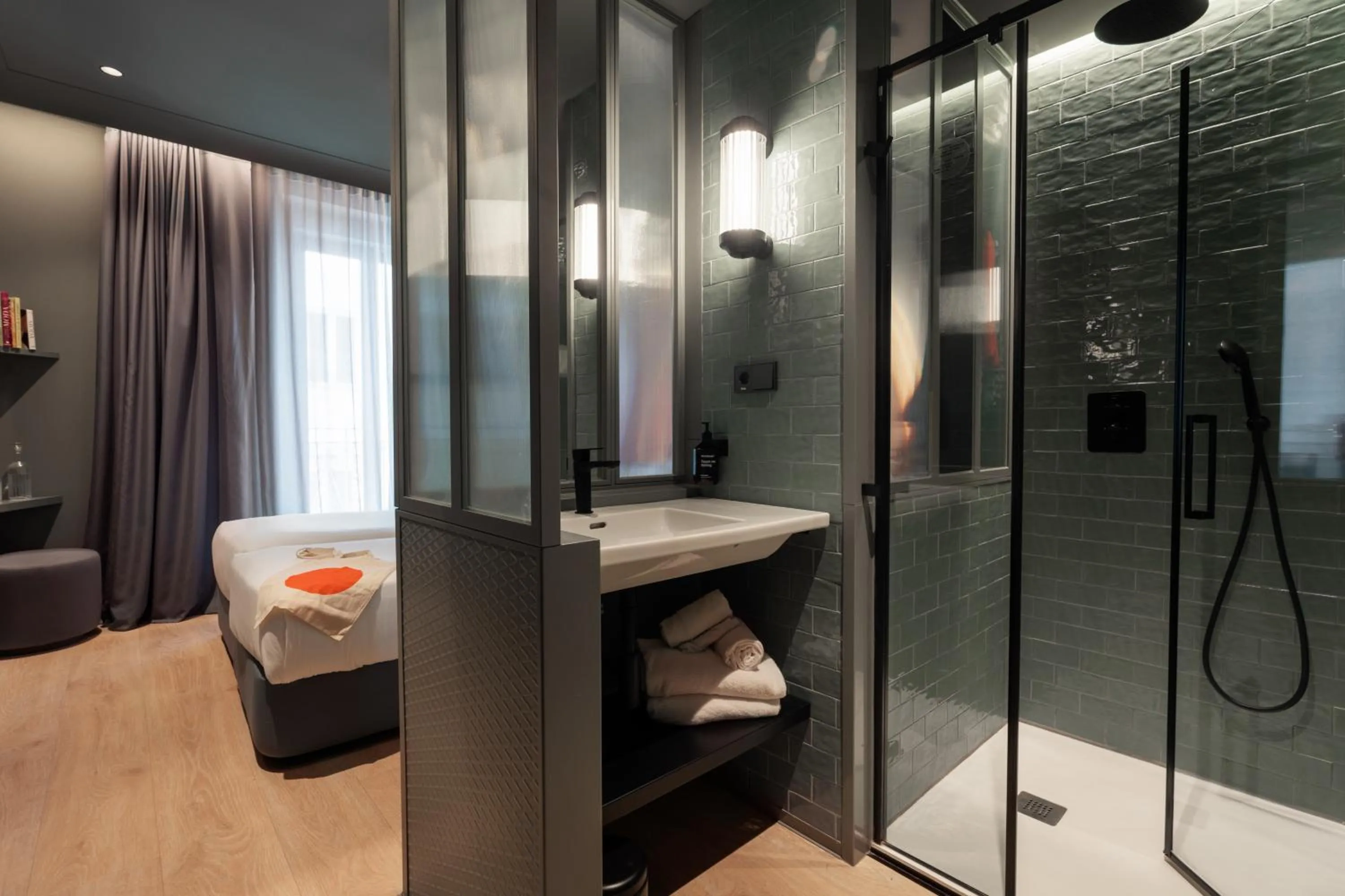 Shower in Chic & Basic dot