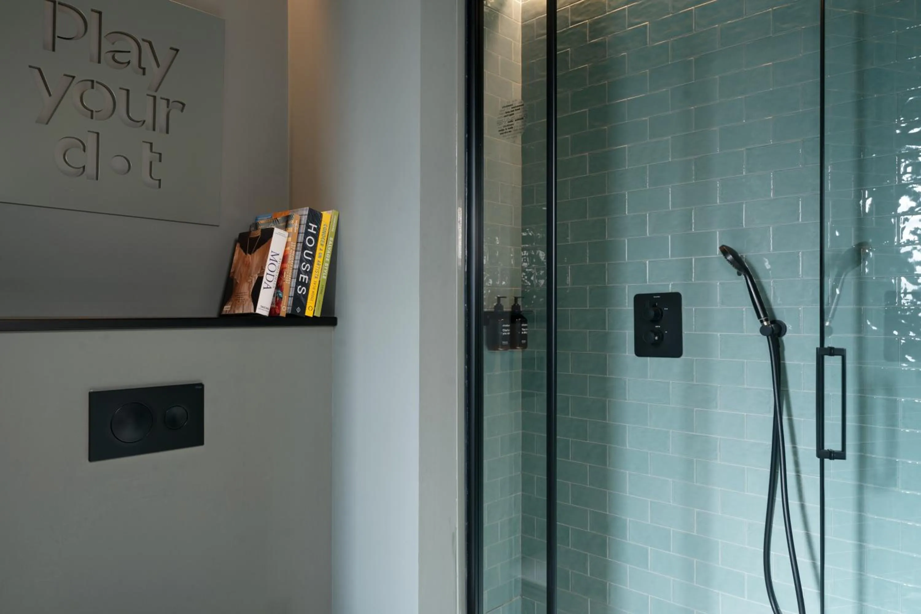 Shower in Chic & Basic dot