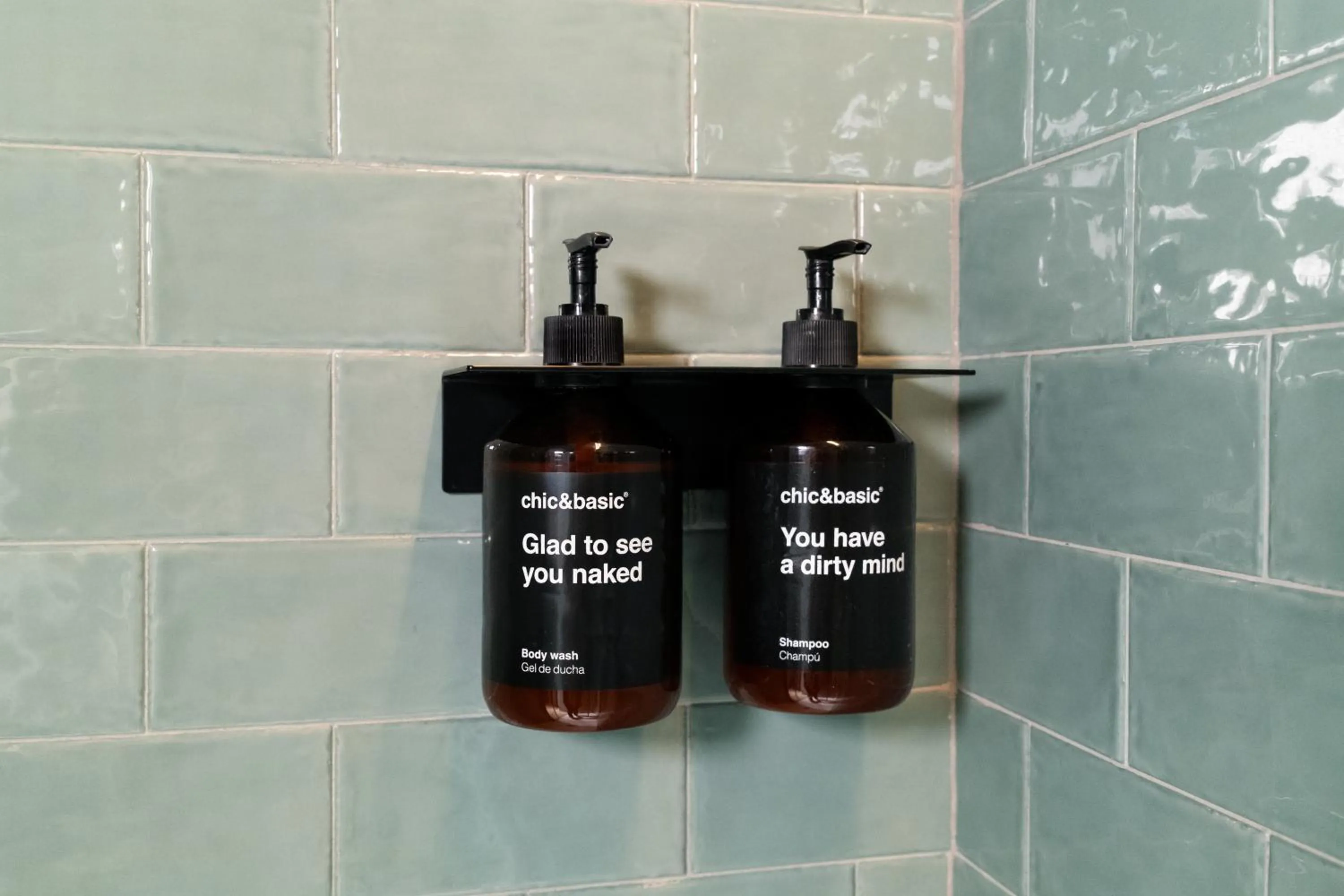 Shower in Chic & Basic dot