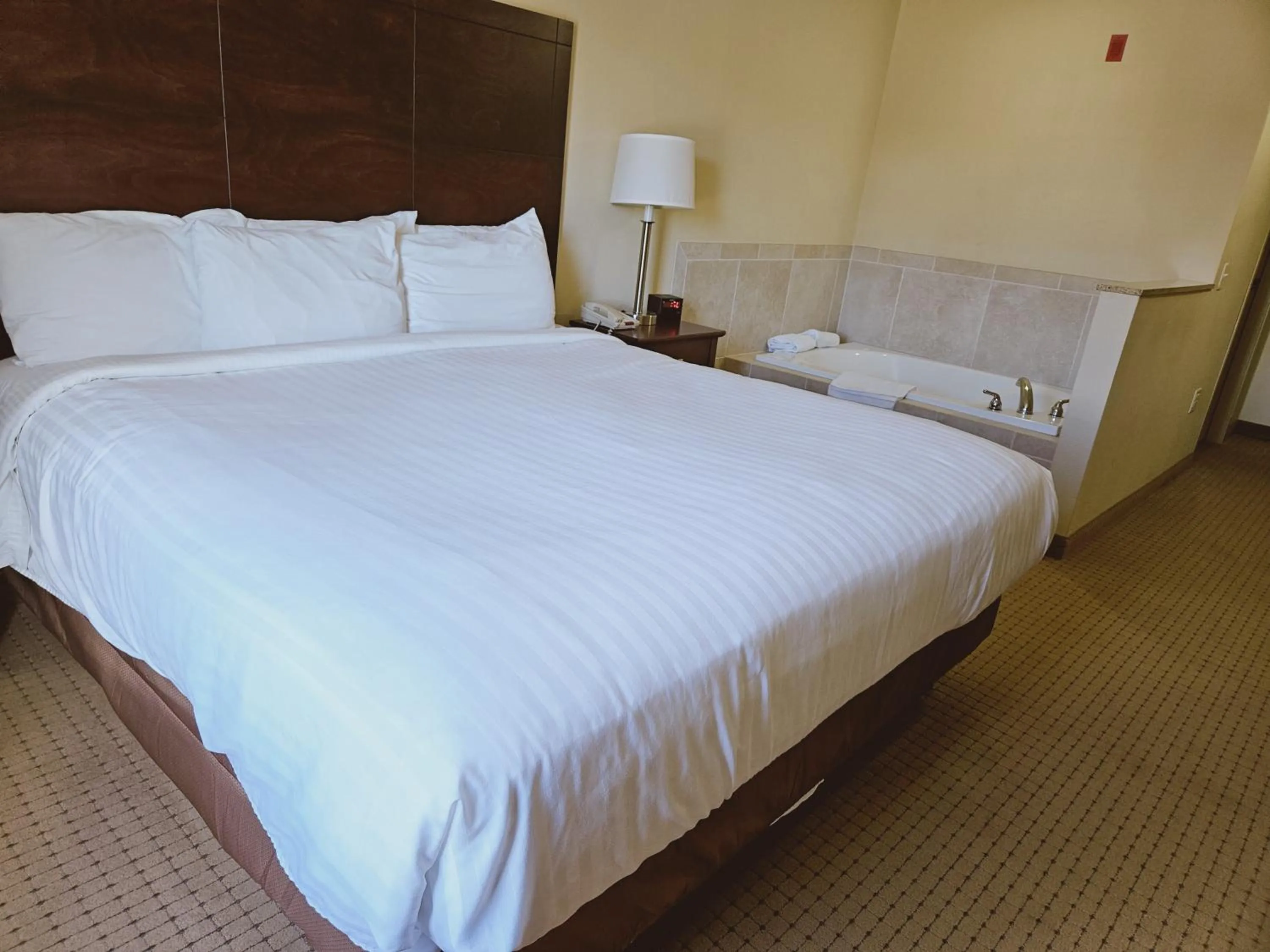 Bedroom, Bed in Cobblestone Inn & Suites - Bloomfield