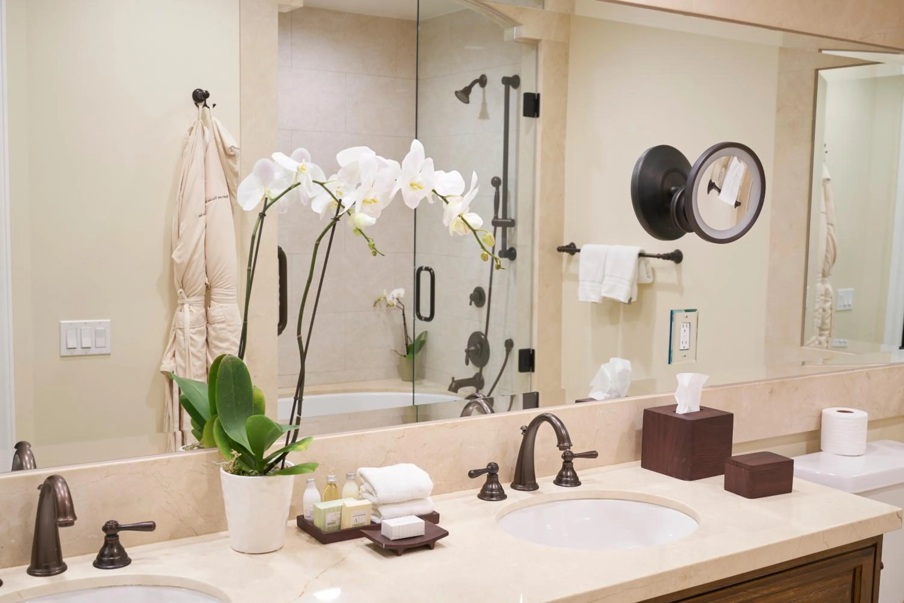 Bathroom in Westlake Village Inn