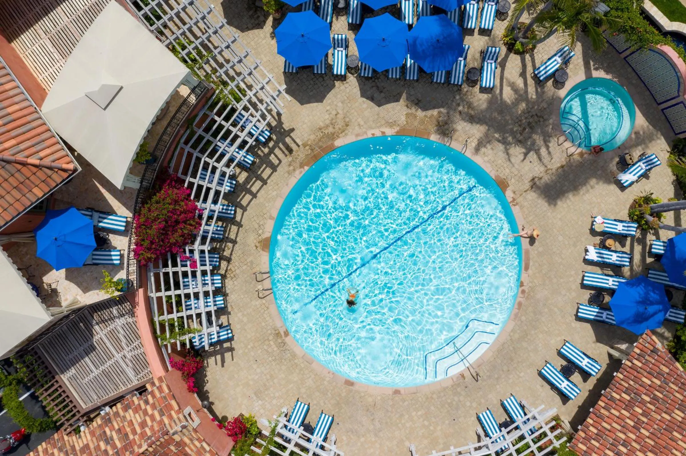 Swimming pool in Westlake Village Inn