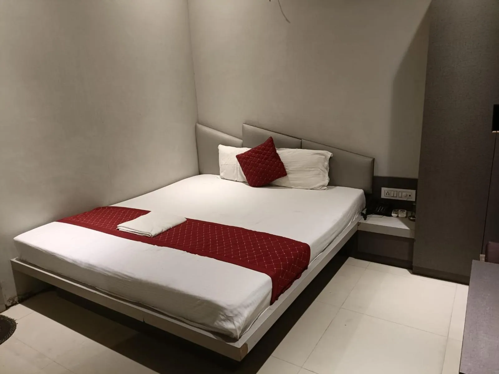 Bedroom, Bed in Divine View