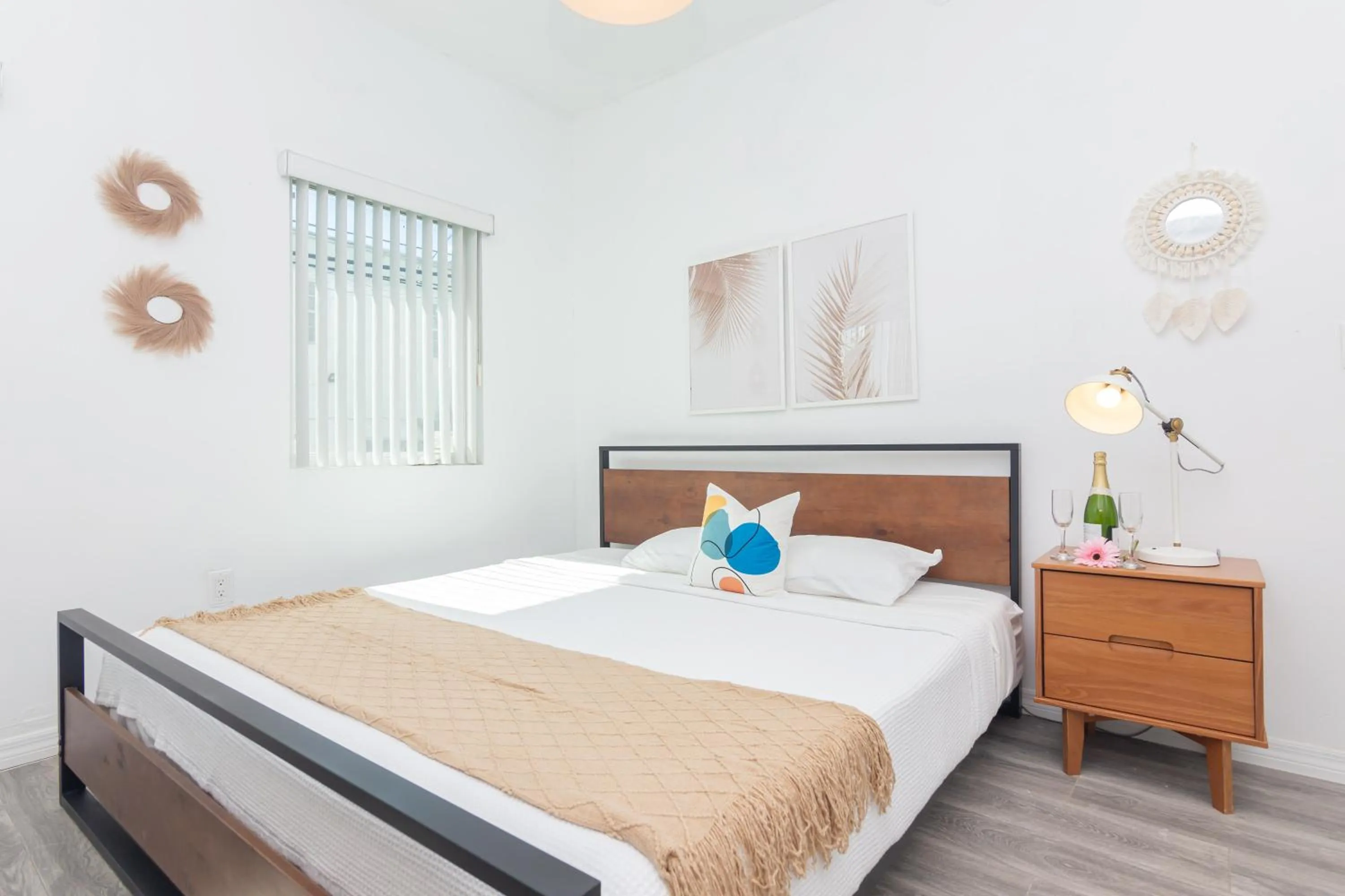 Bedroom, Bed in West Deco