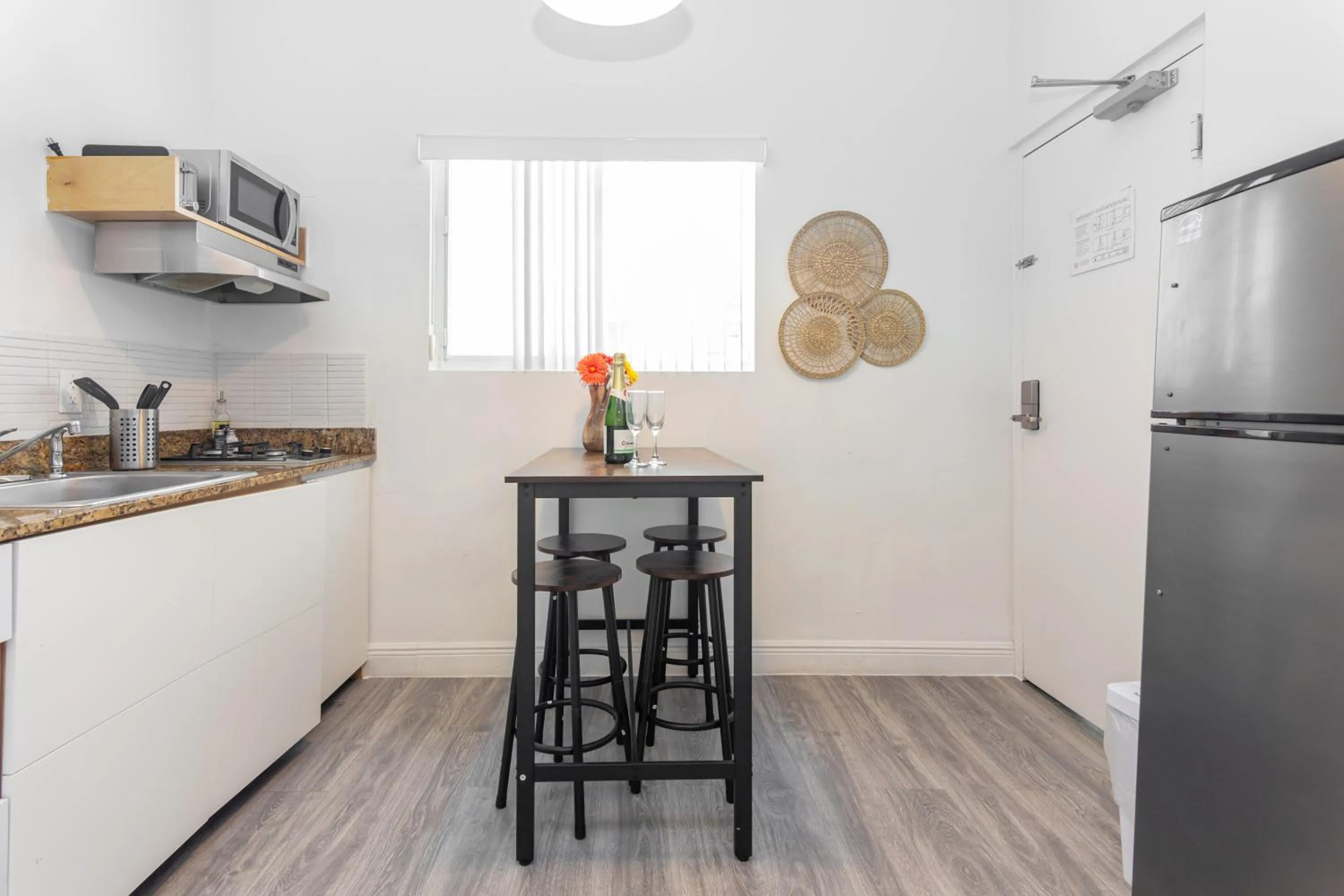 Kitchen or kitchenette in West Deco