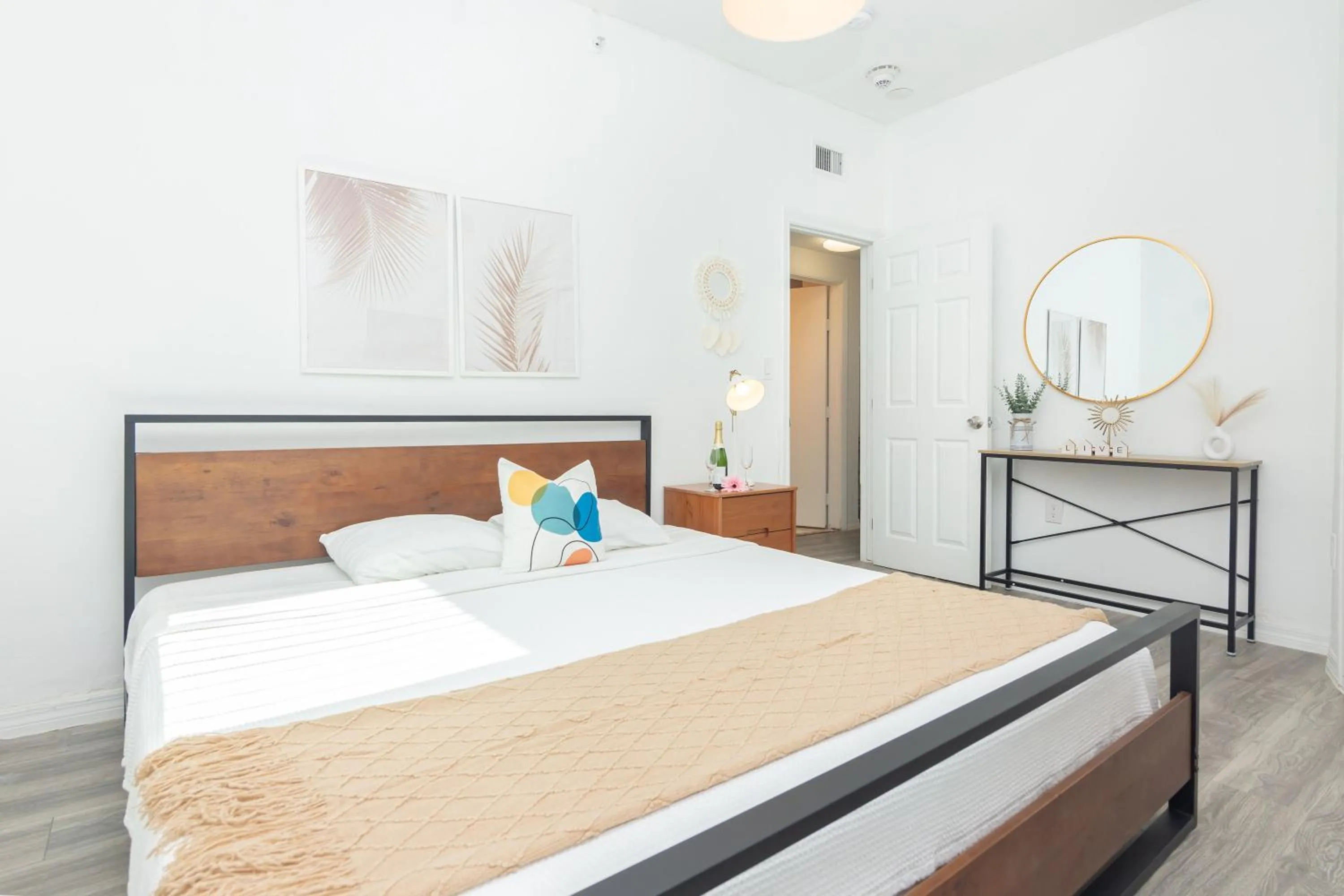 Bedroom, Bed in West Deco