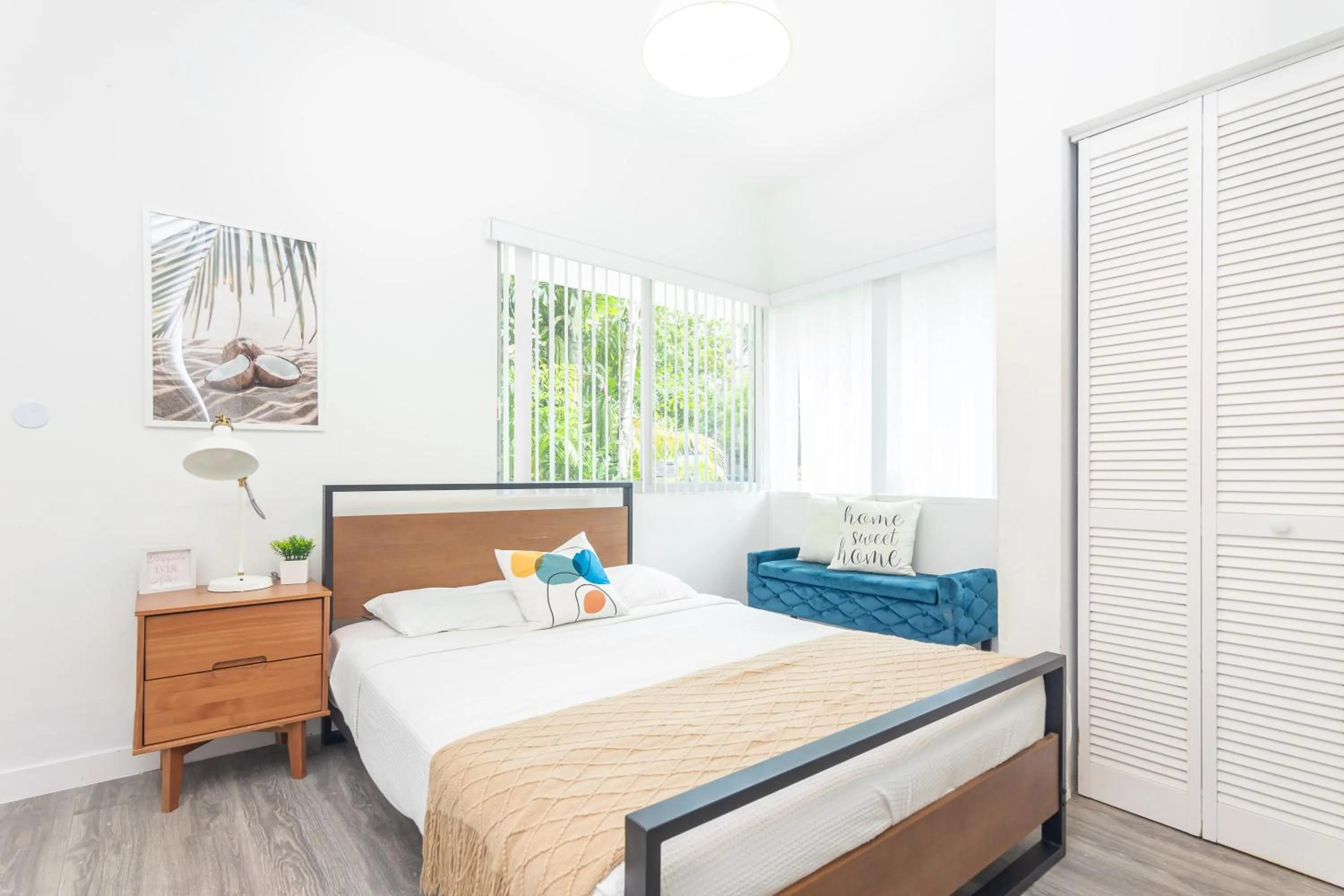 Bedroom, Bed in West Deco