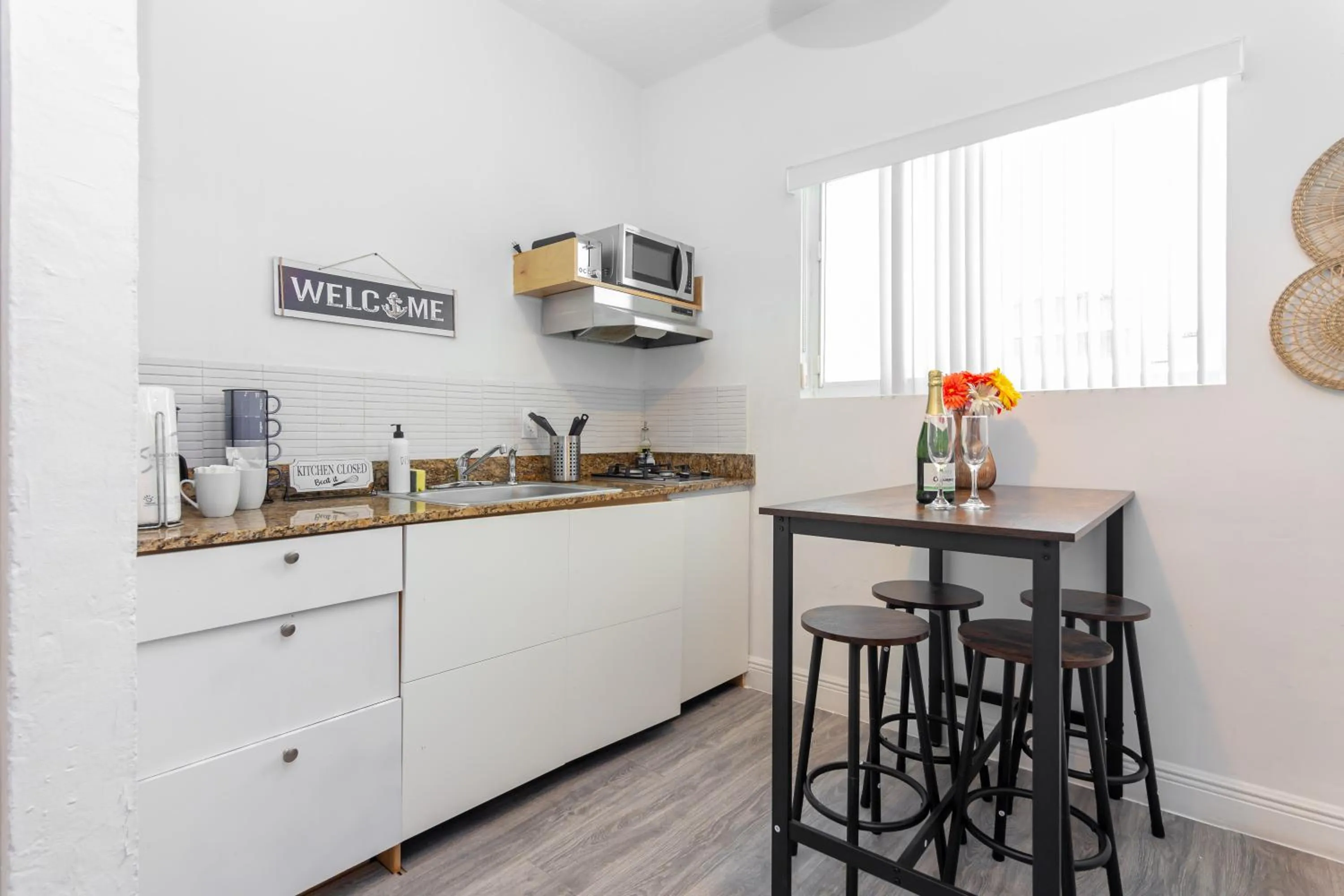 Kitchen or kitchenette in West Deco
