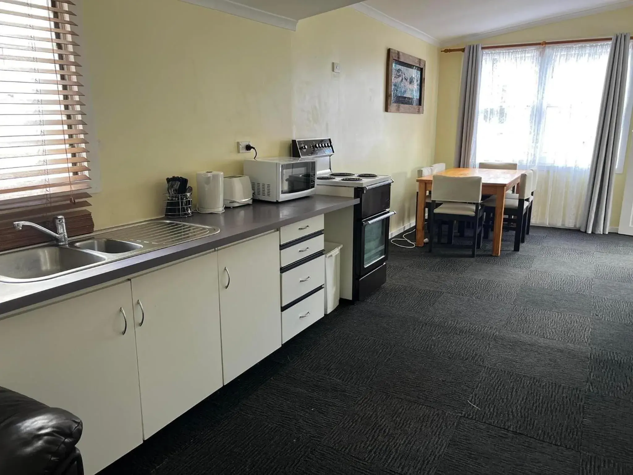 Kitchen or kitchenette in Mountain View Motel Kitchen or kitchenette in Mountain View Motel