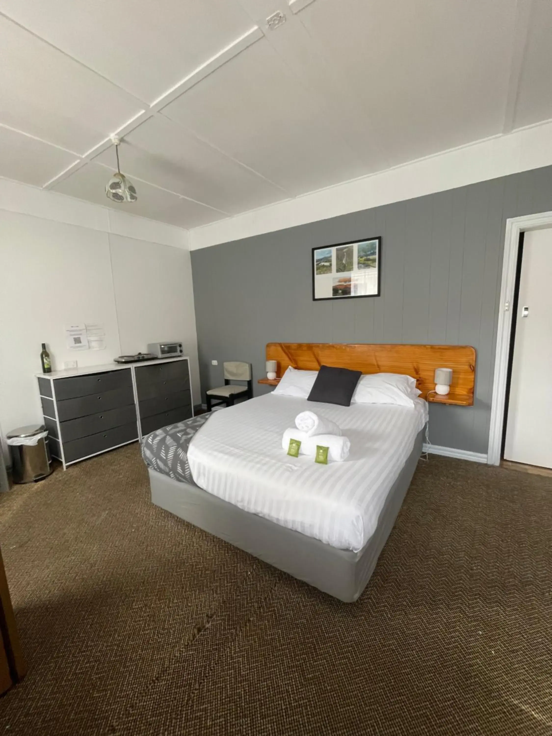 Bed in Mountain View Motel Bed in Mountain View Motel