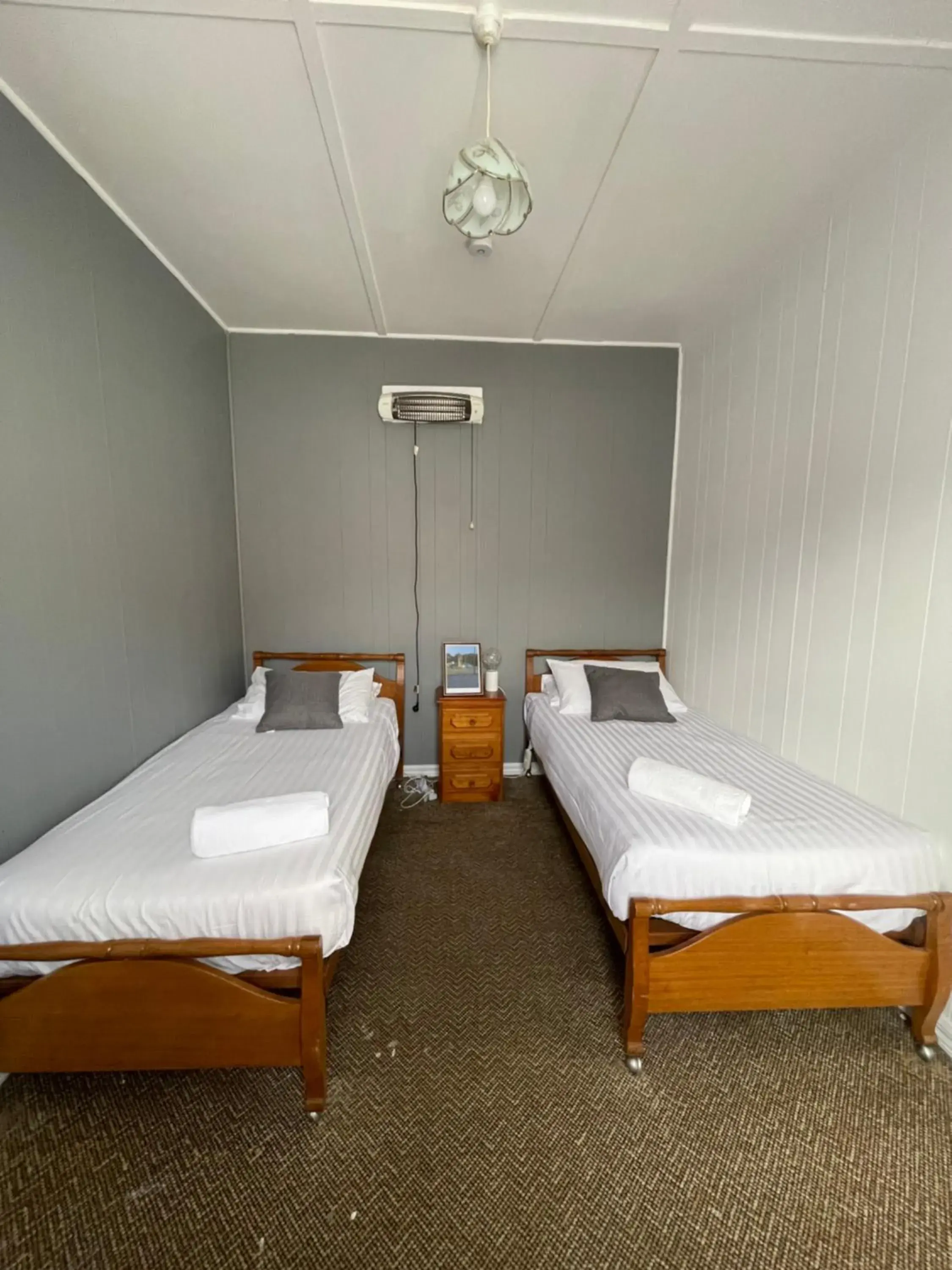 Bed in Mountain View Motel Bed in Mountain View Motel