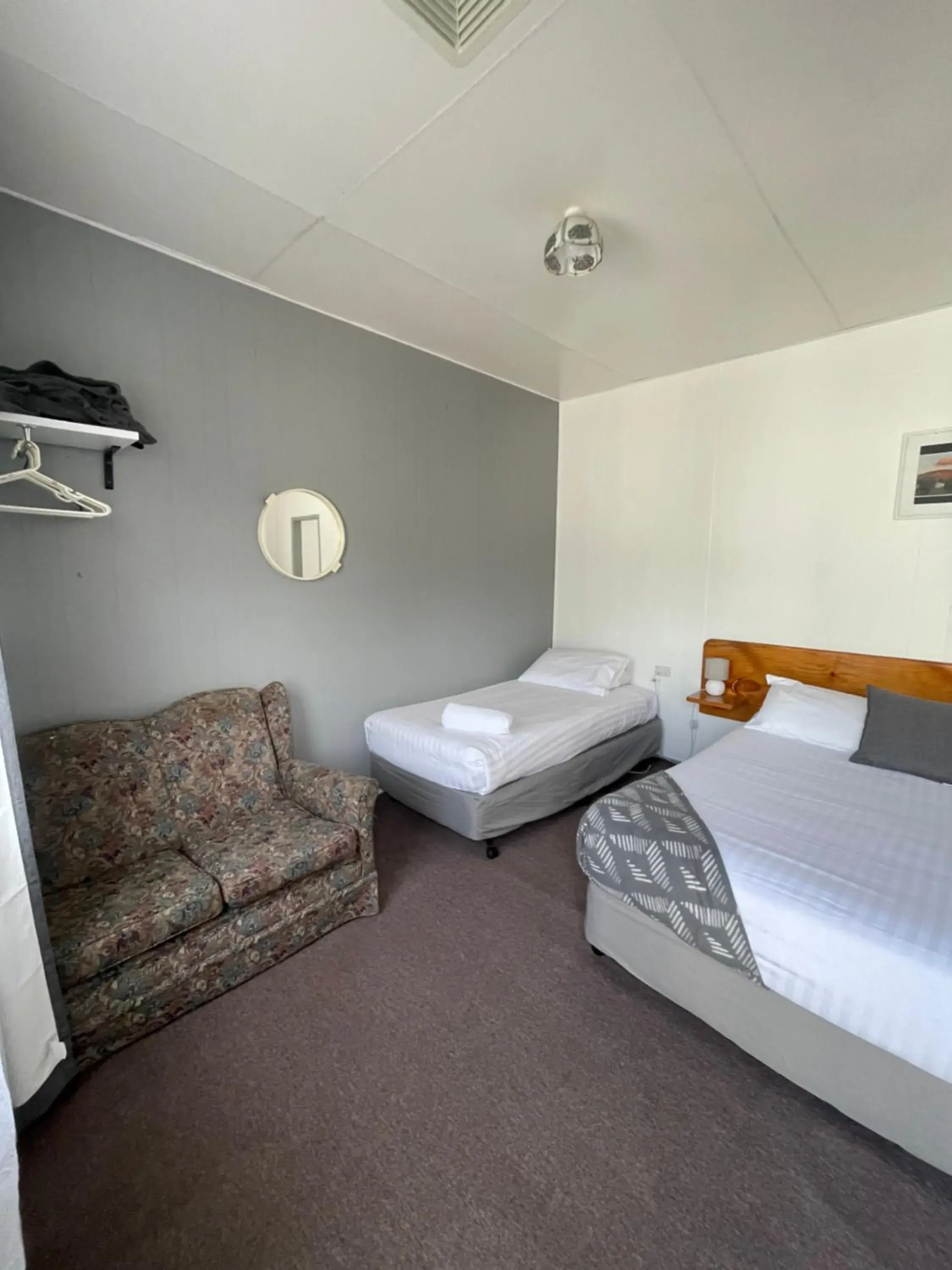 Bed in Mountain View Motel Bed in Mountain View Motel