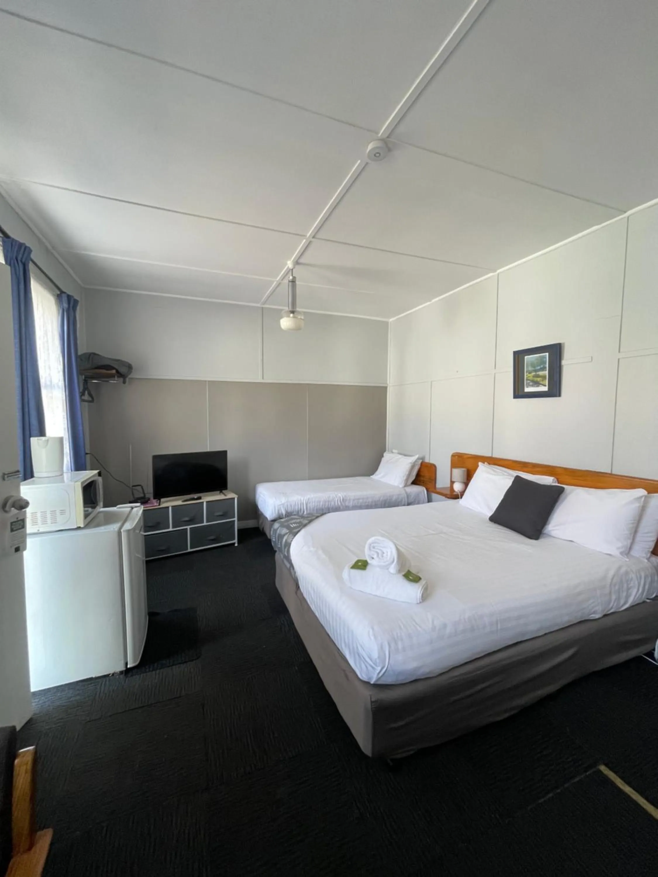 Bed in Mountain View Motel