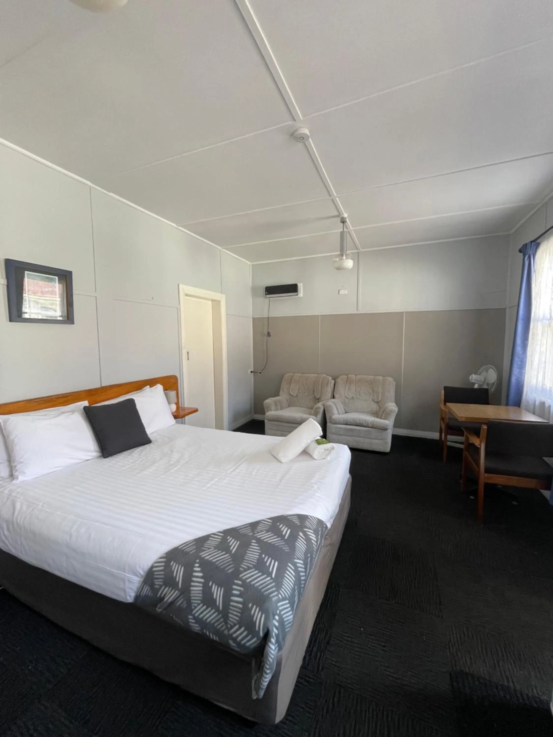 Bed in Mountain View Motel