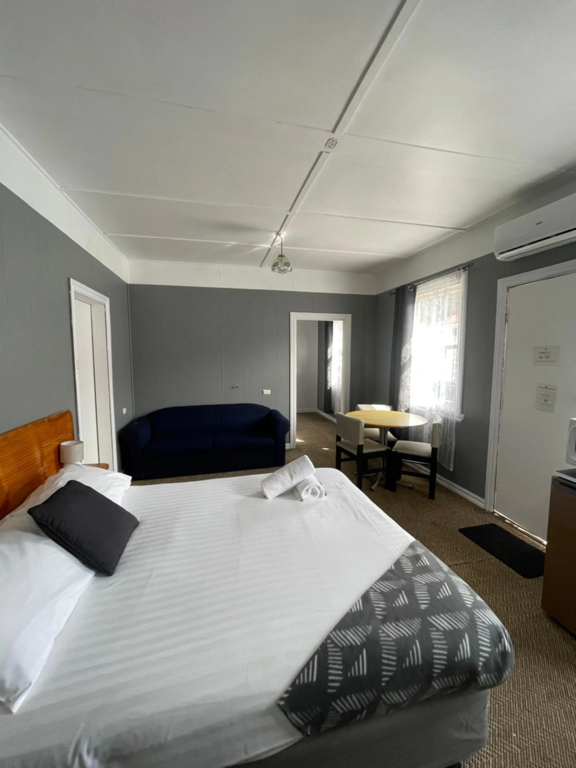 Bed in Mountain View Motel