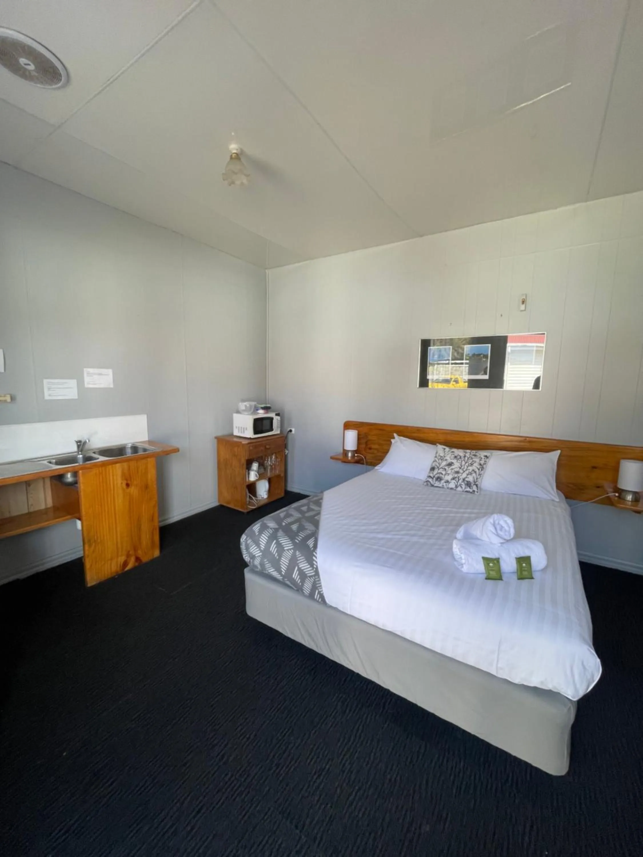 Bed in Mountain View Motel