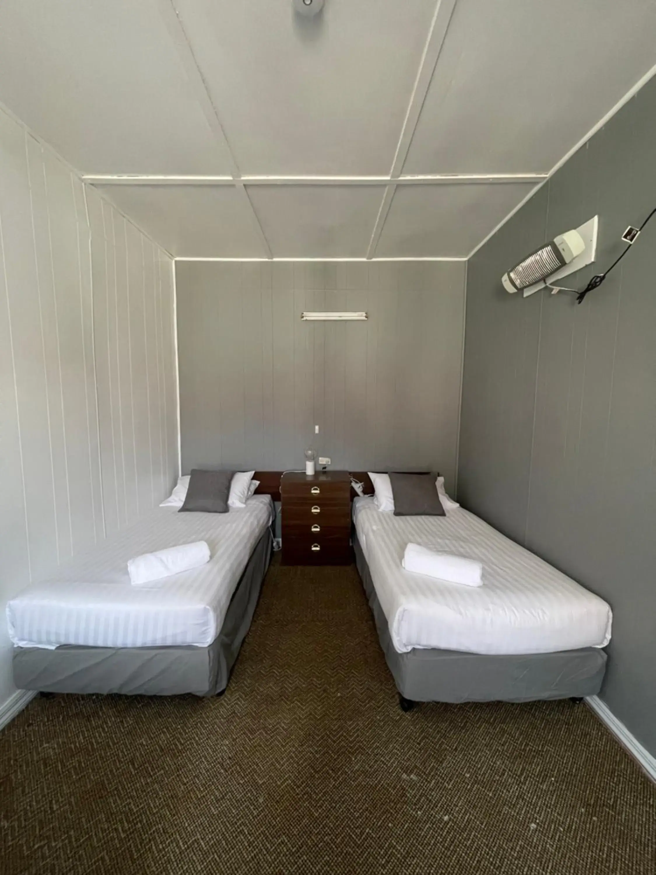 Bed in Mountain View Motel Bed in Mountain View Motel