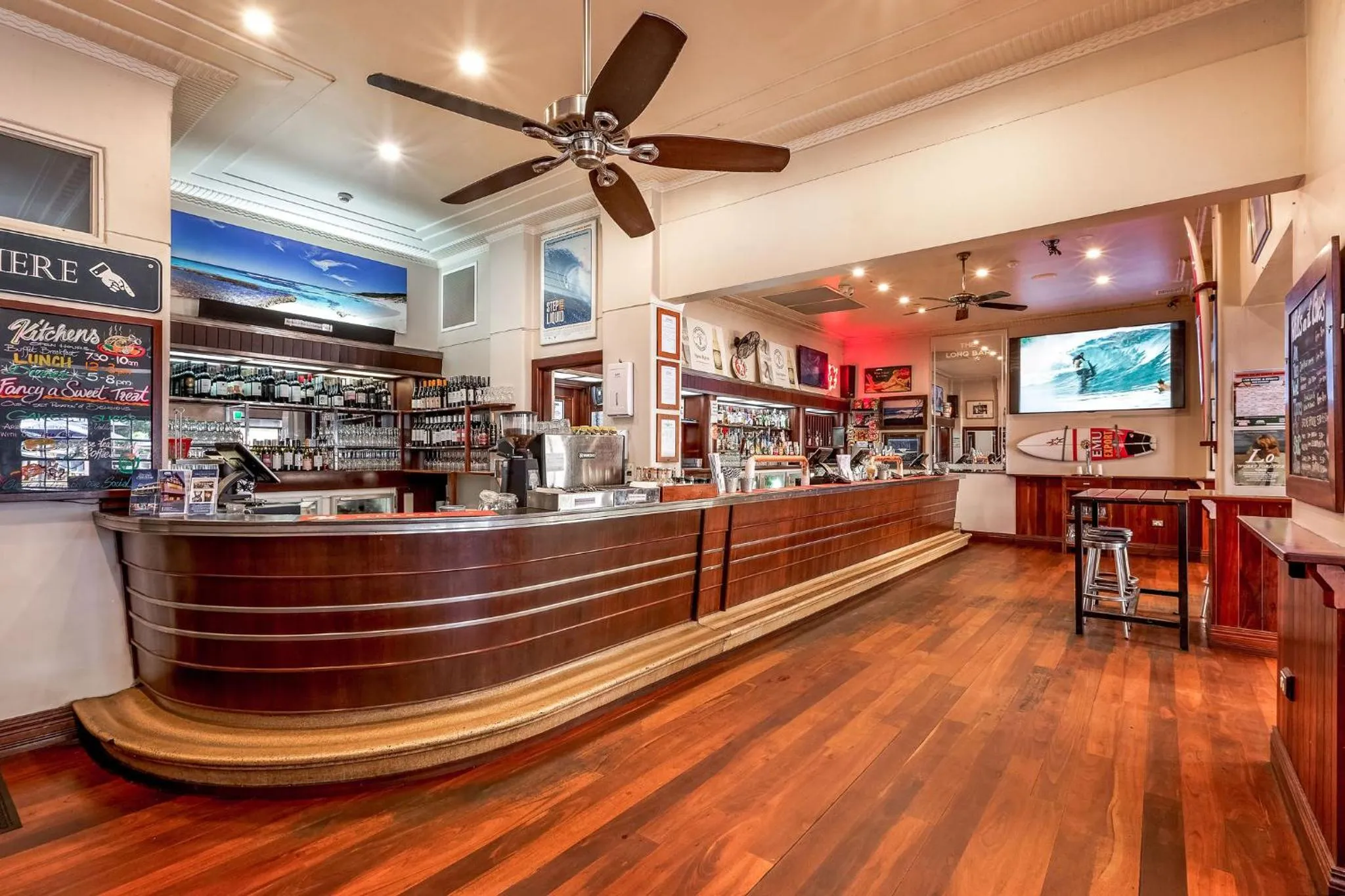 Lounge or bar in Caves House Hotel & Apartments Yallingup