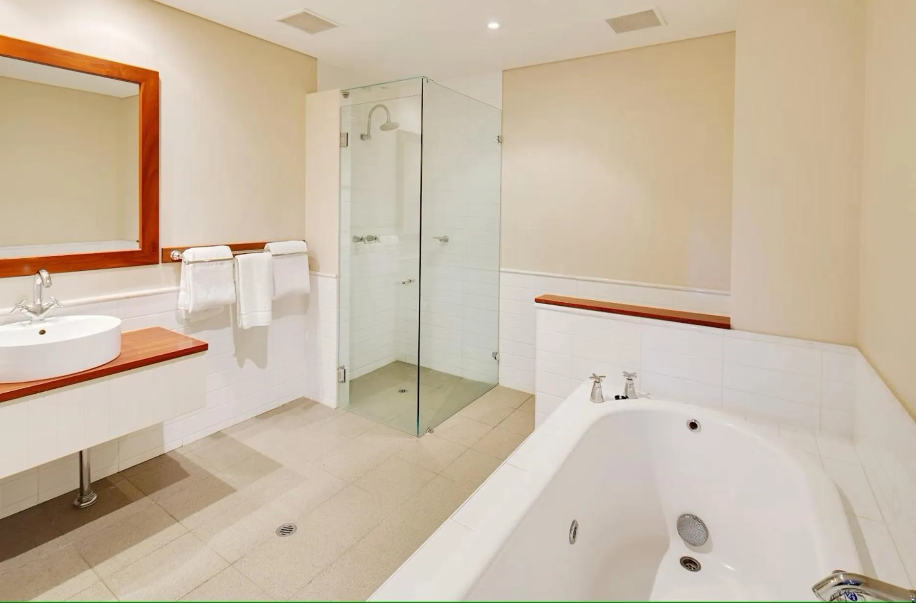 Shower in Caves House Hotel & Apartments Yallingup