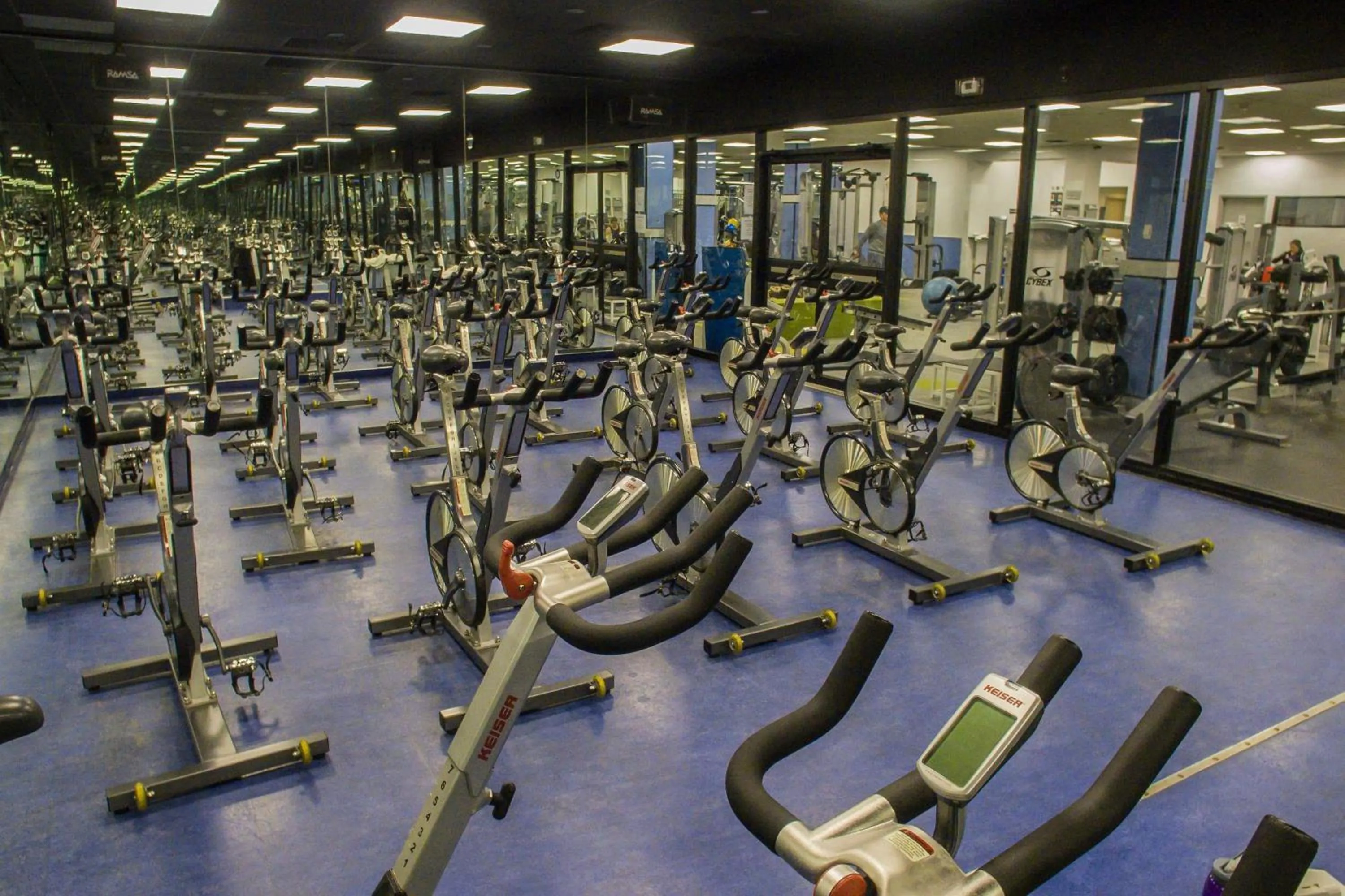 Fitness centre/facilities in Teaneck Marriott at Glenpointe