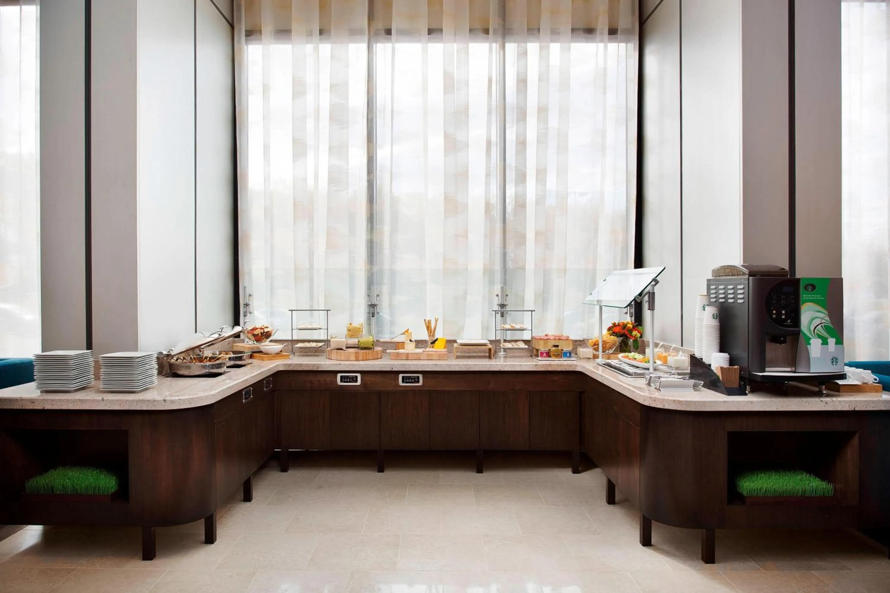 Lounge or bar in Teaneck Marriott at Glenpointe