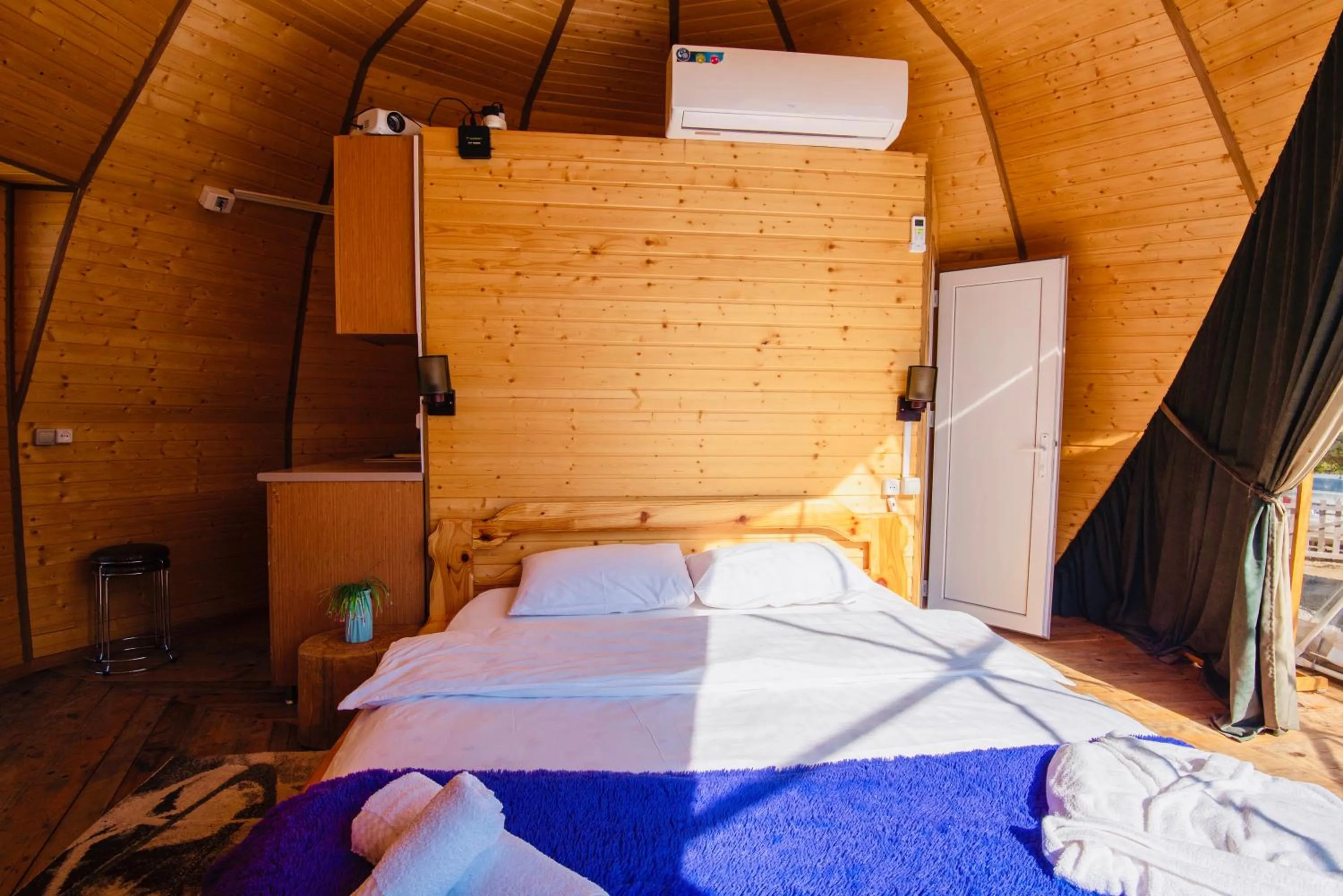 Bedroom, Bed in Paradise Inn