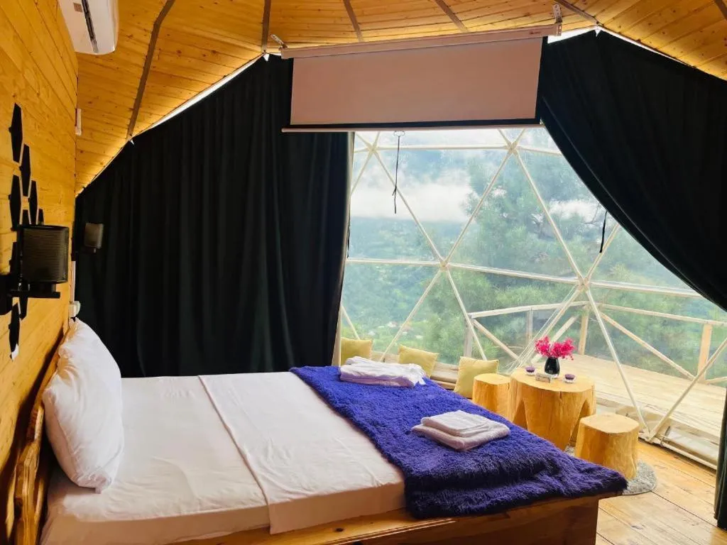 Bedroom, Bed in Paradise Inn
