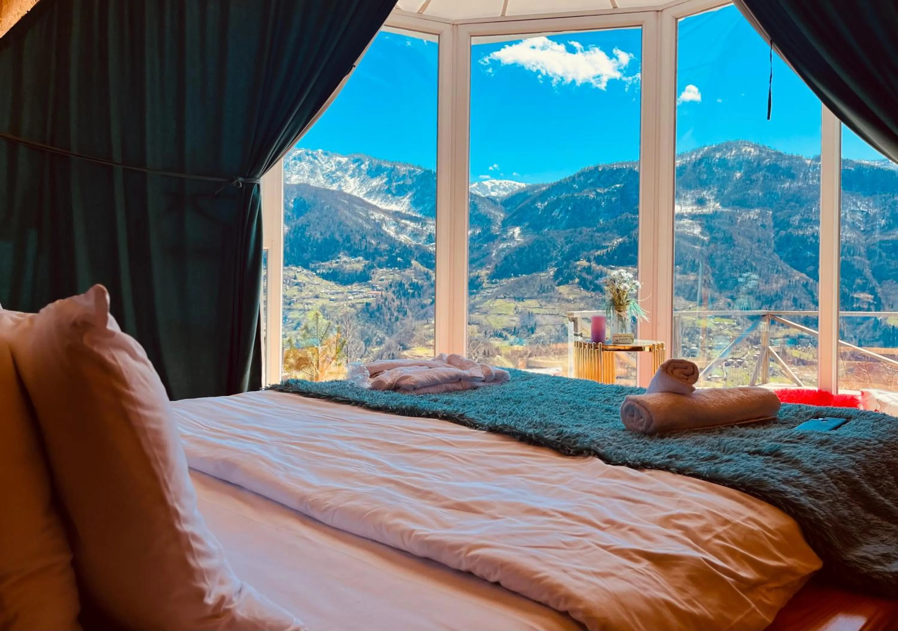 Living room, Bed in Paradise Inn