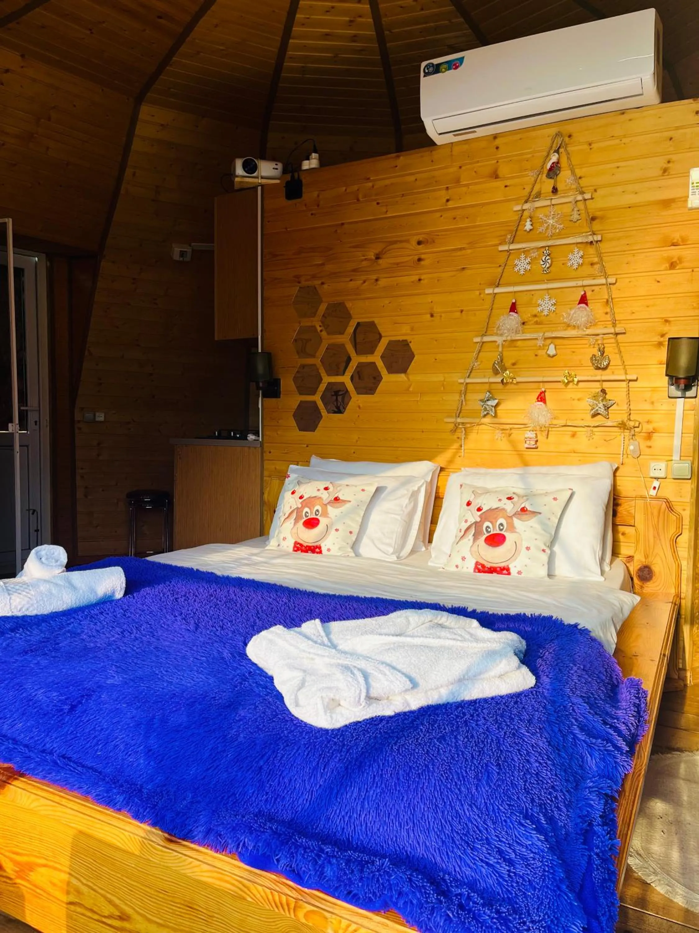 Bedroom, Bed in Paradise Inn