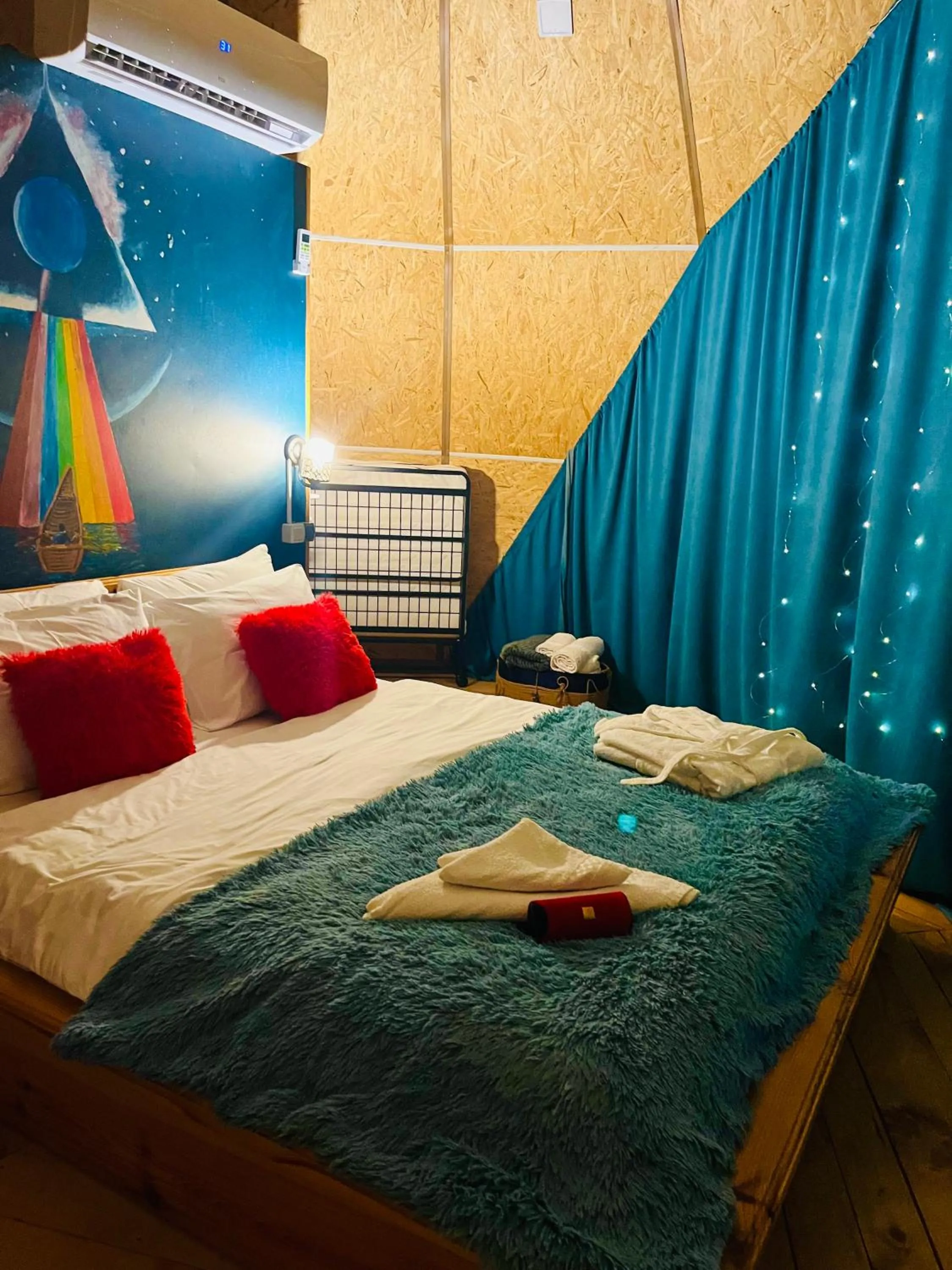Bedroom, Bed in Paradise Inn