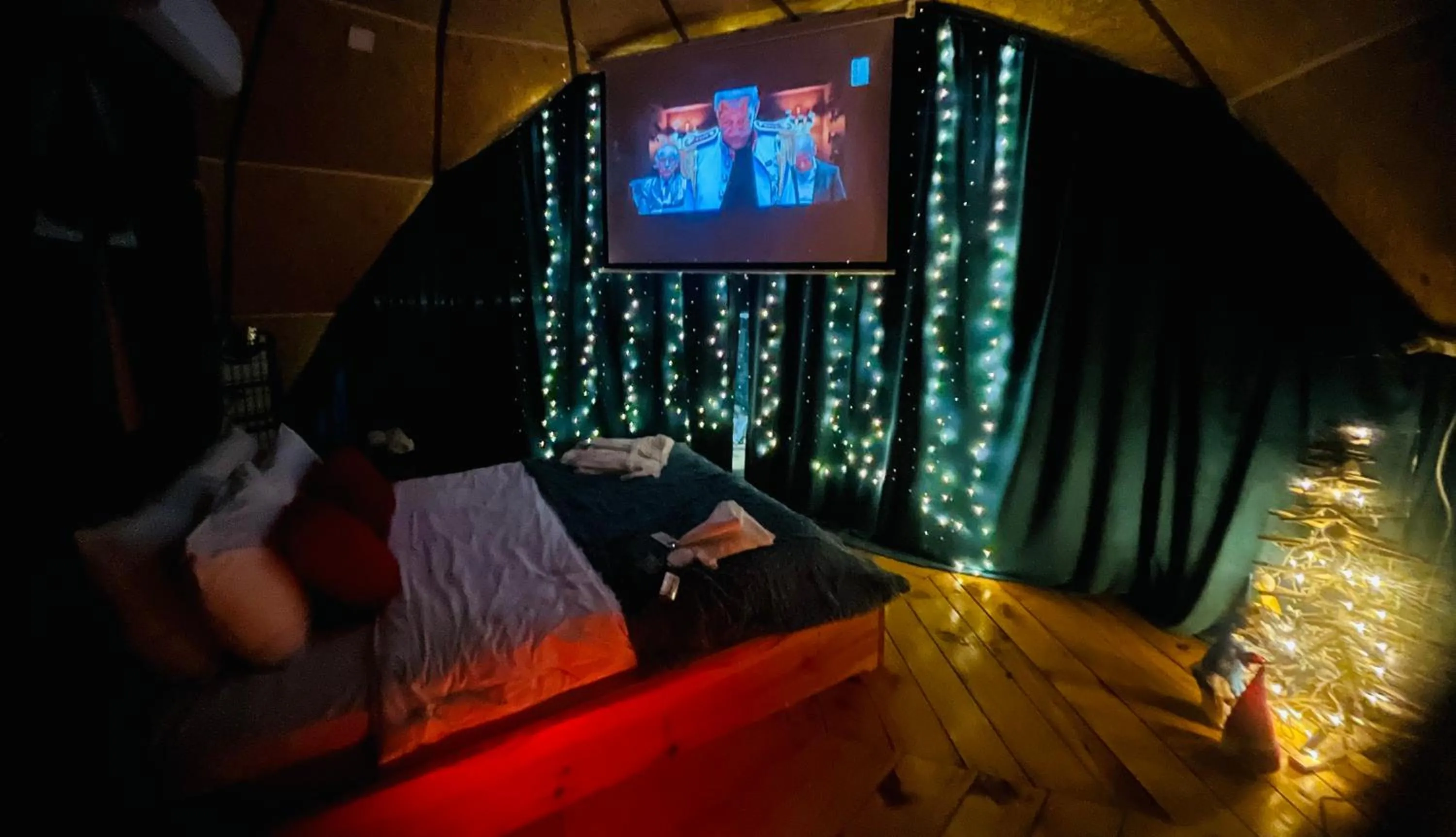 Photo of the whole room, Bed in Paradise Inn