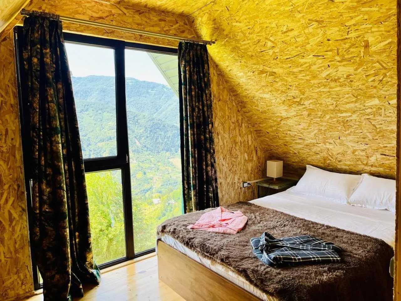 Bedroom, Bed in Paradise Inn