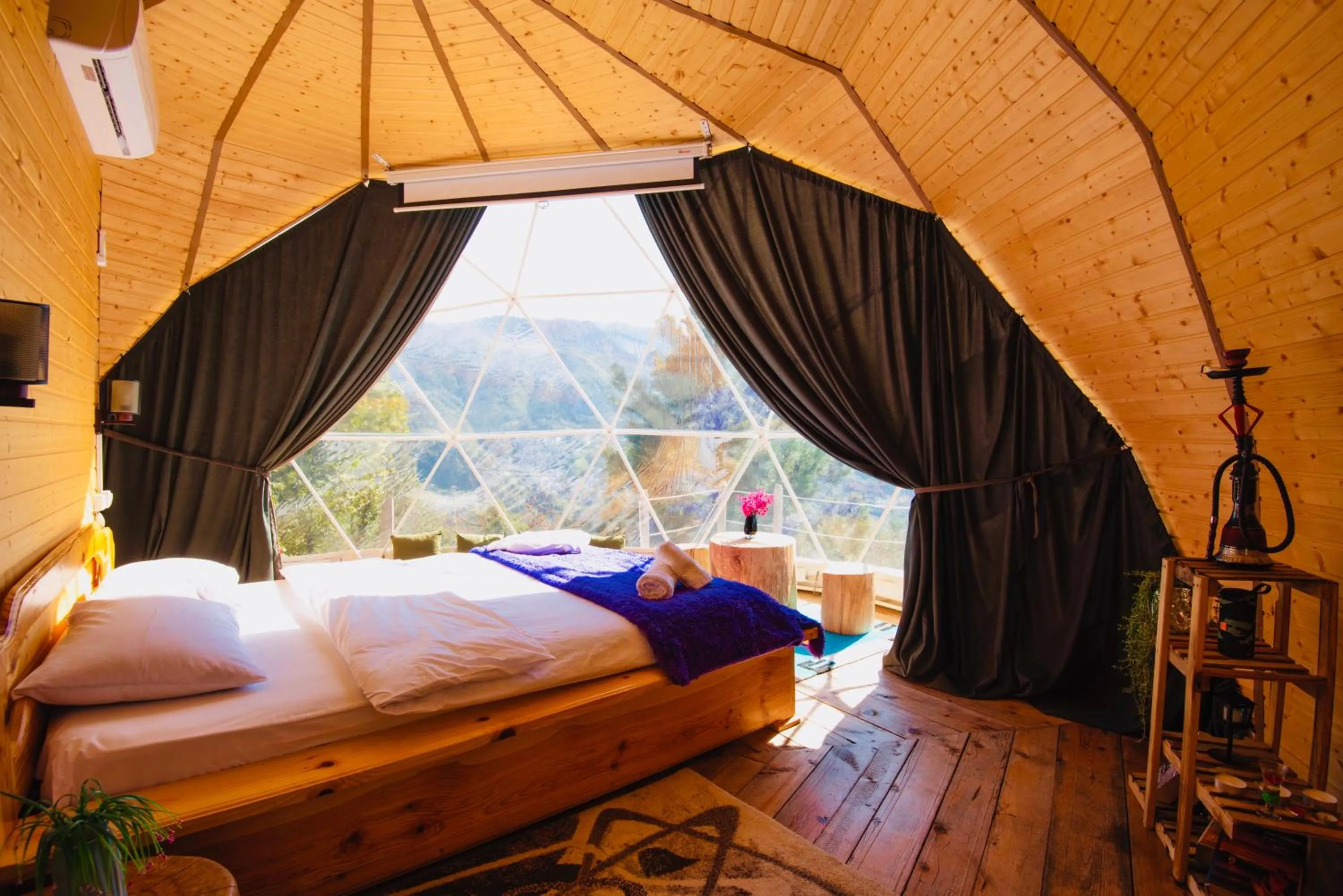 Bedroom, Bed in Paradise Inn