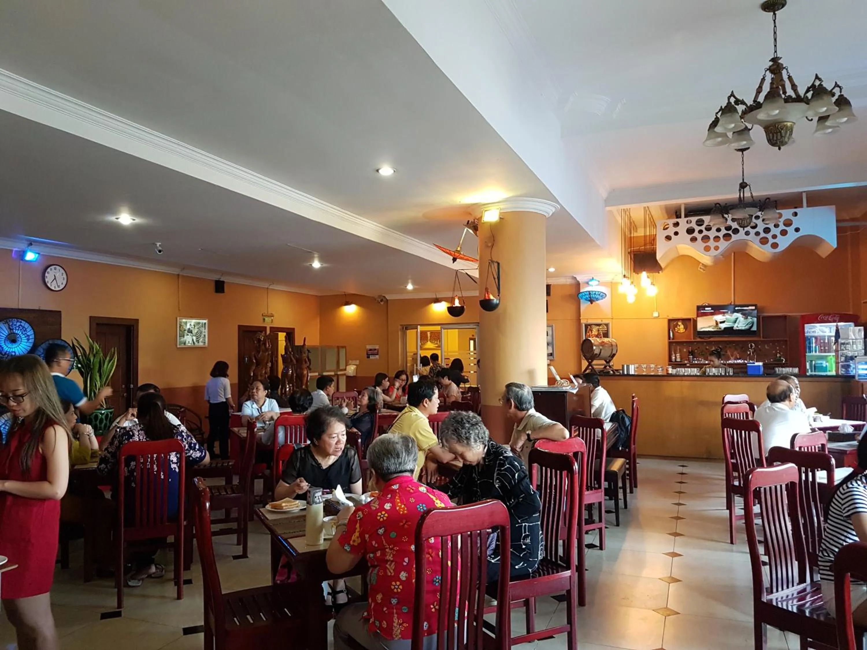 Restaurant/places to eat in Hotel 63