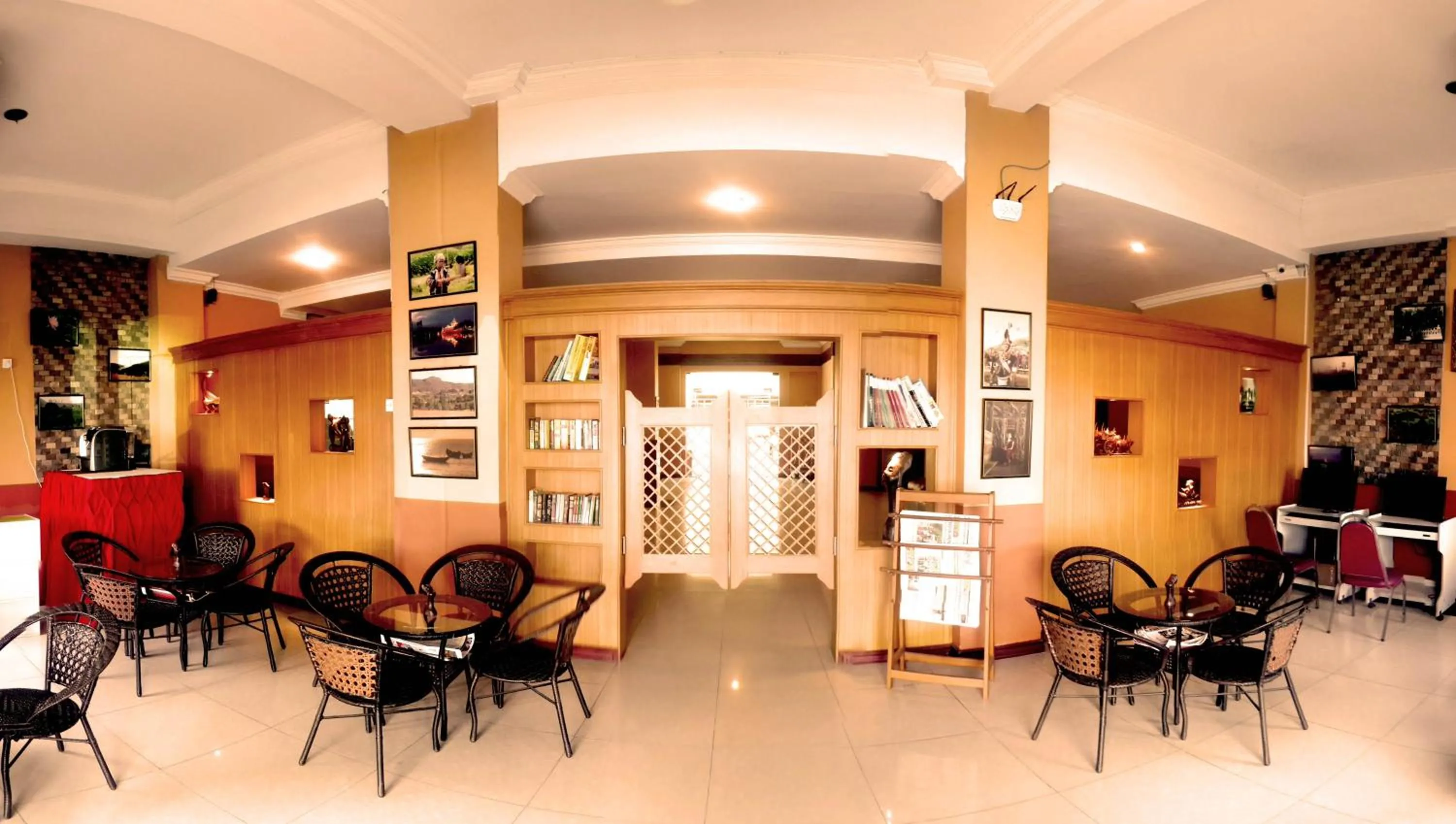 Restaurant/places to eat in Hotel 63