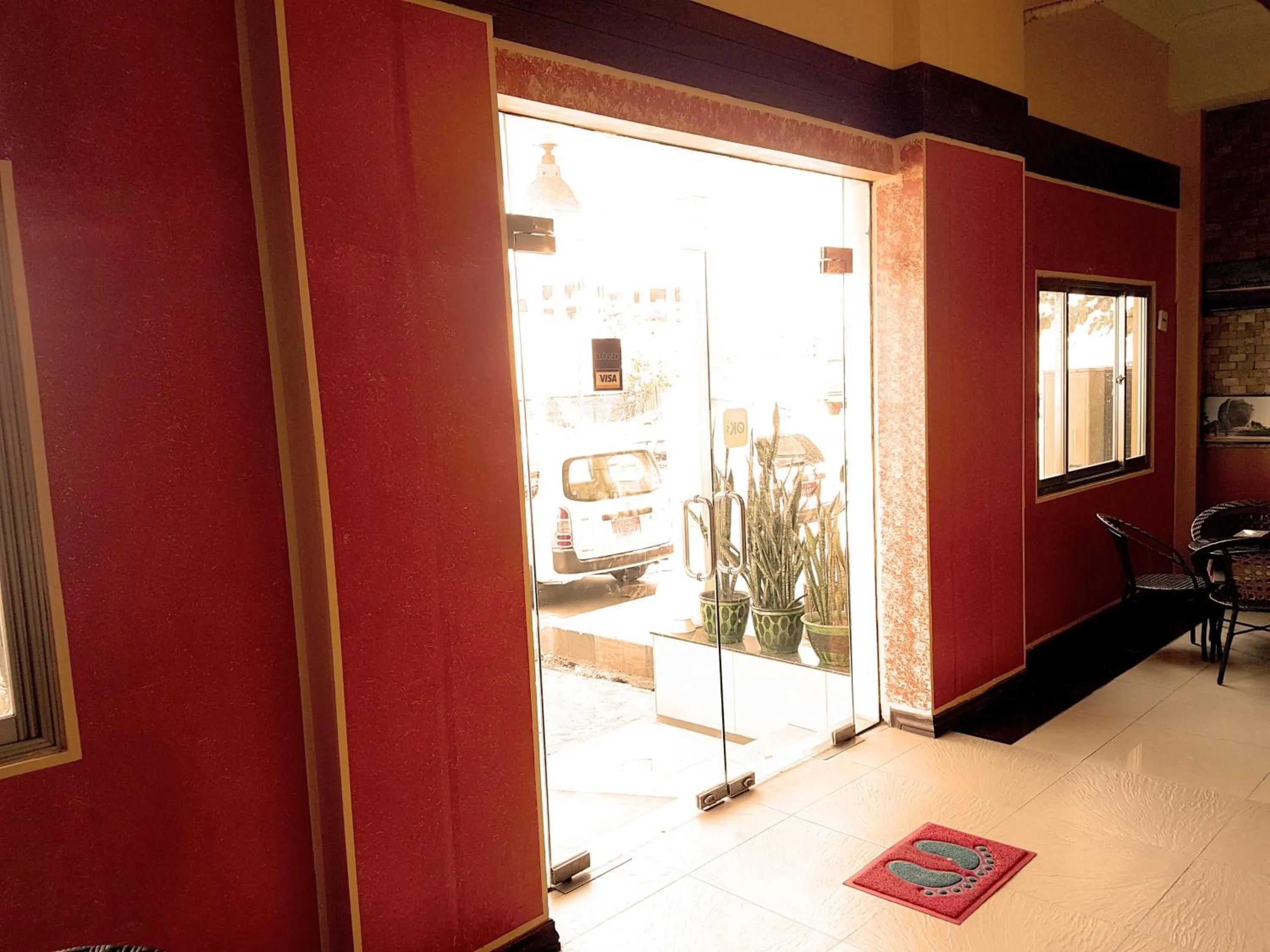 Restaurant/places to eat in Hotel 63