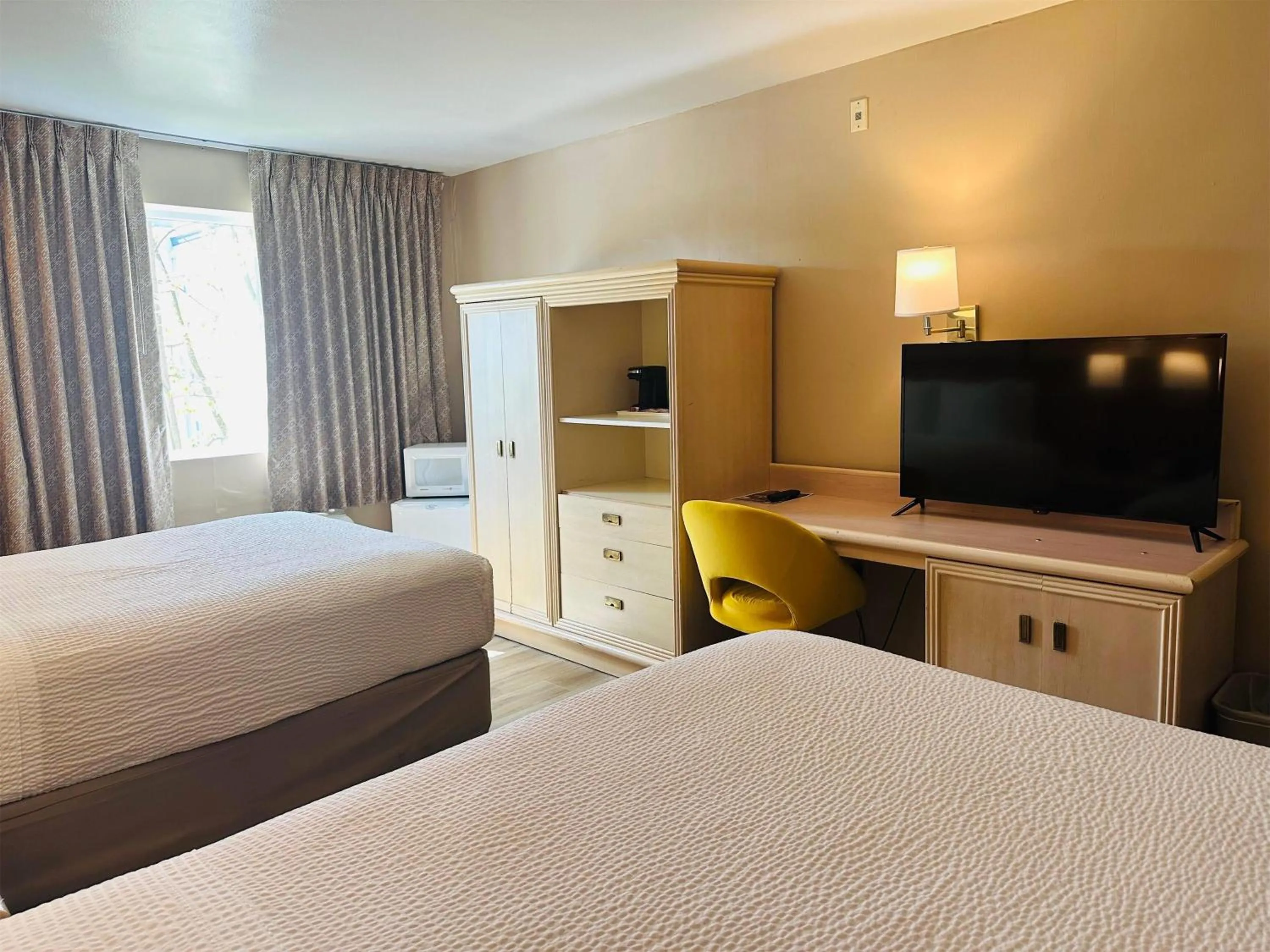 Photo of the whole room, Bed in Days Inn by Wyndham Seatac Airport