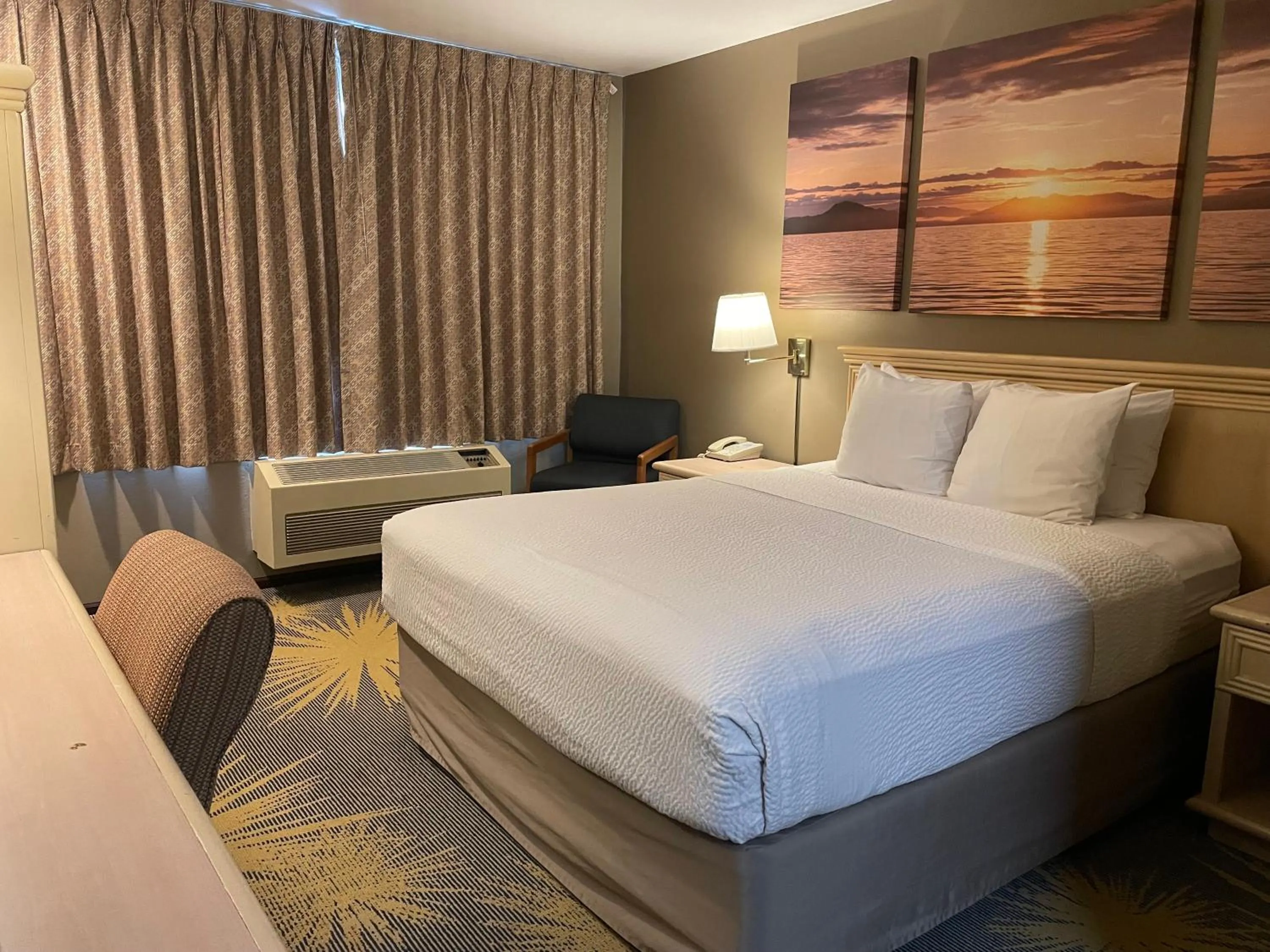 Bed in Days Inn by Wyndham Seatac Airport